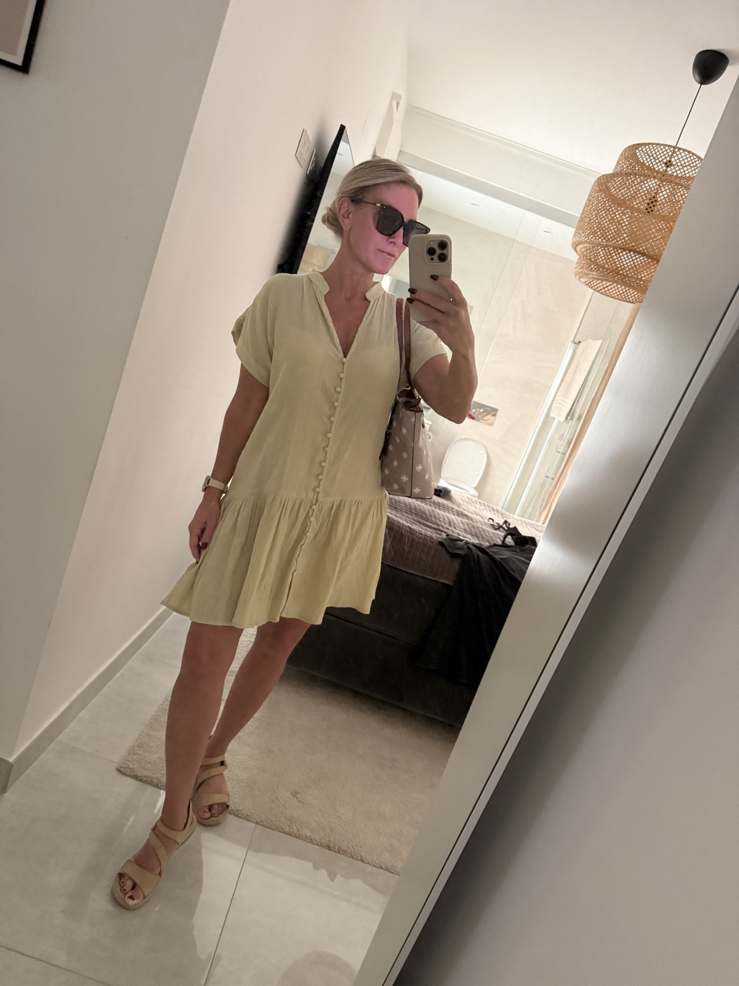 Skaldjurstapas och citronskivor på rustikt fat