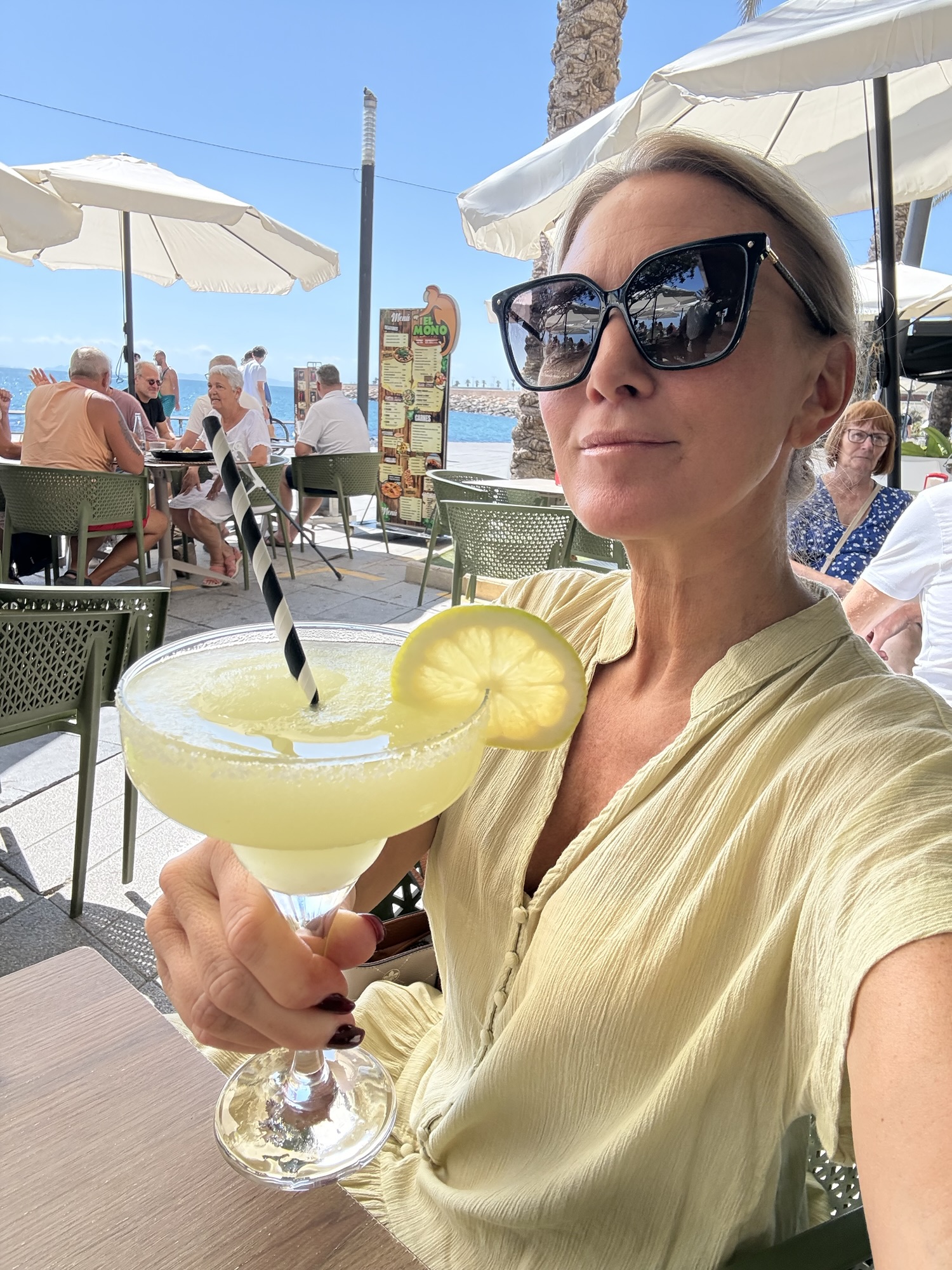 Strandhandduk och solhatt redo för stranddag