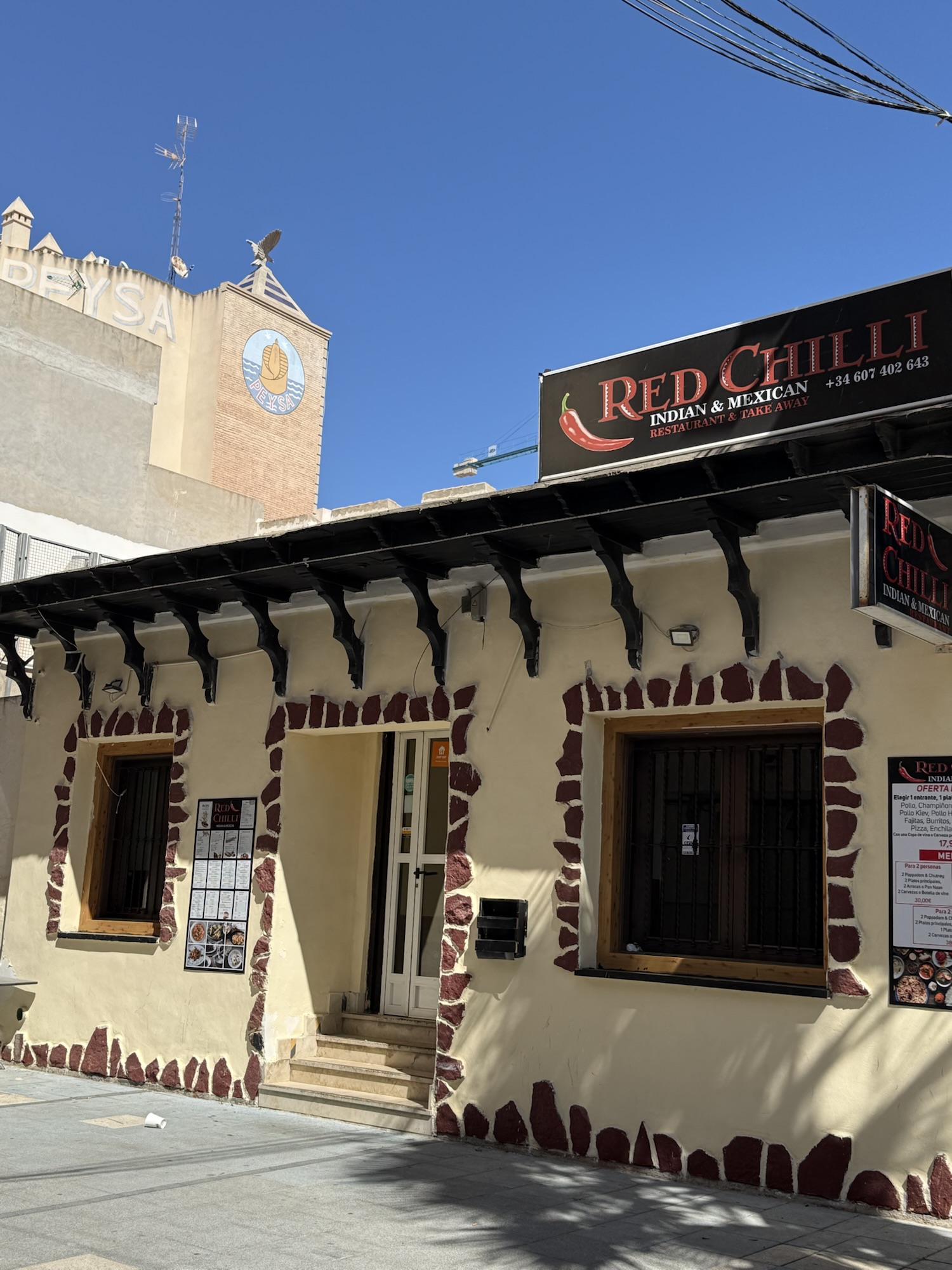 Strandpromenad med palmer och turkost vatten