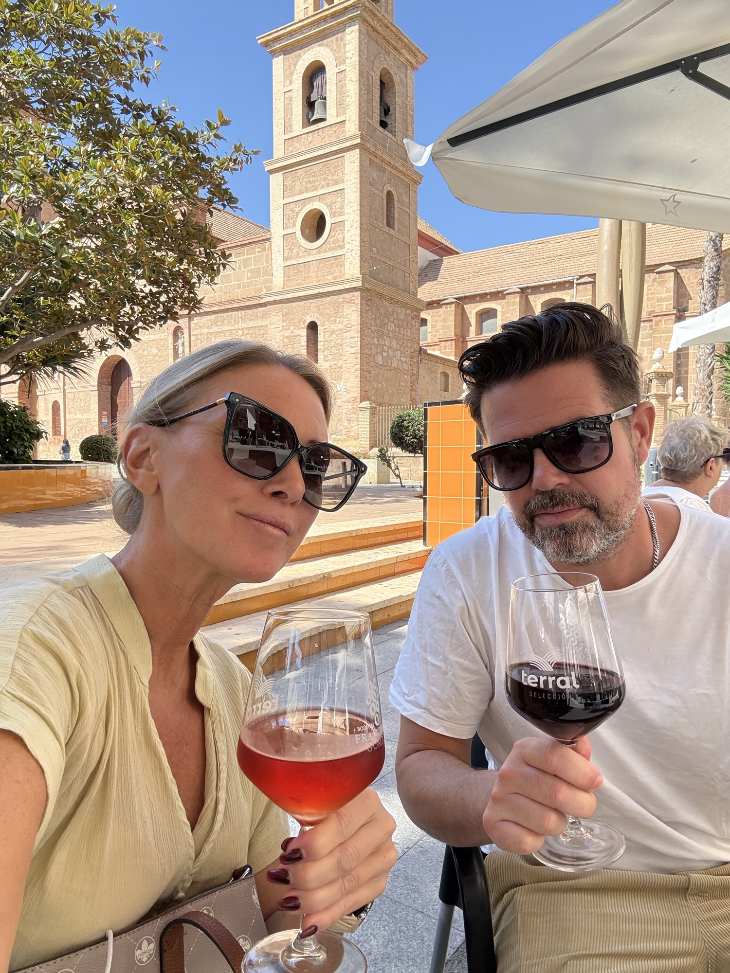 Stros på bryggan med utsikt över hamnen