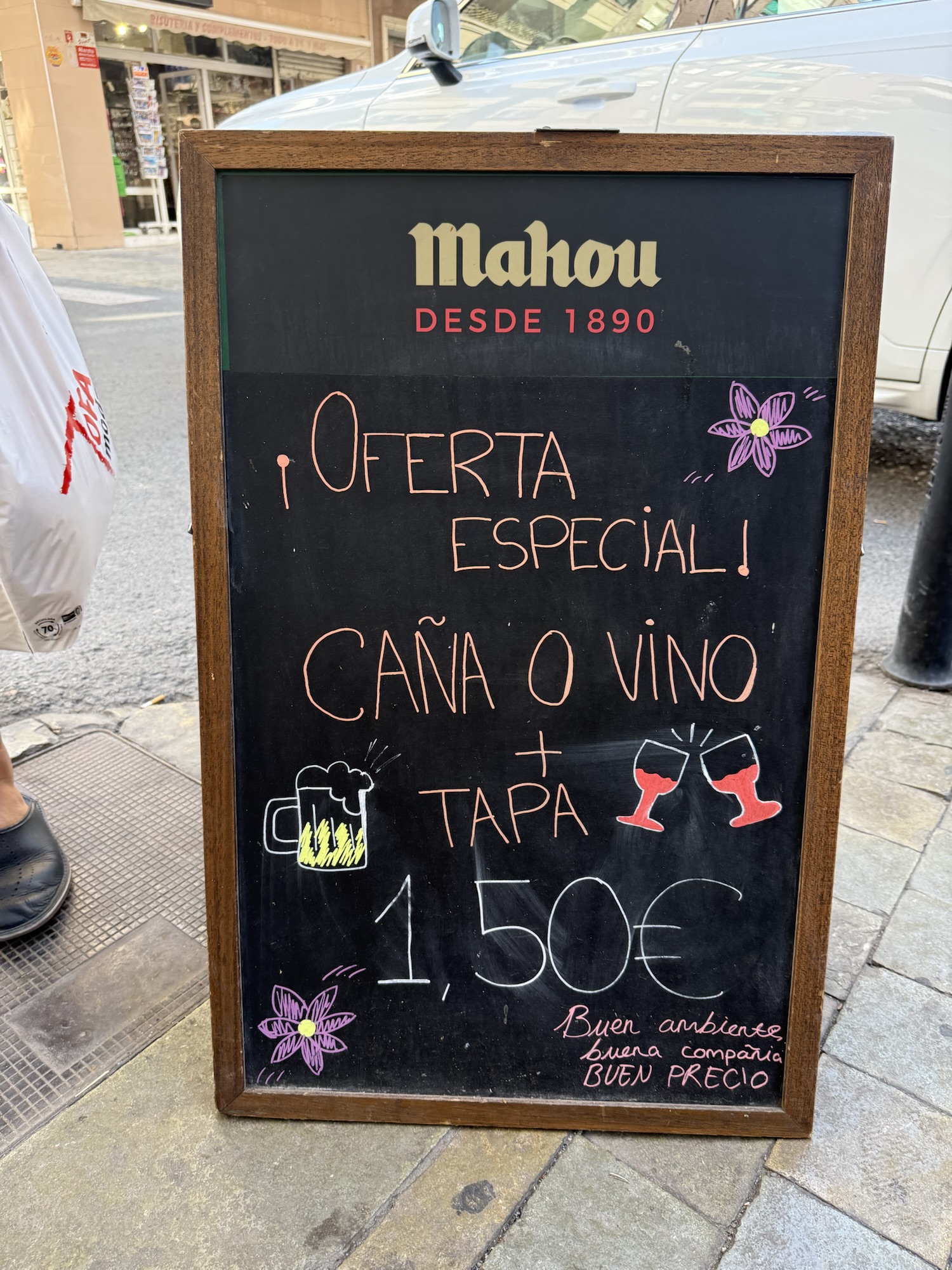 Frukosttallrik med färsk frukt och yoghurt