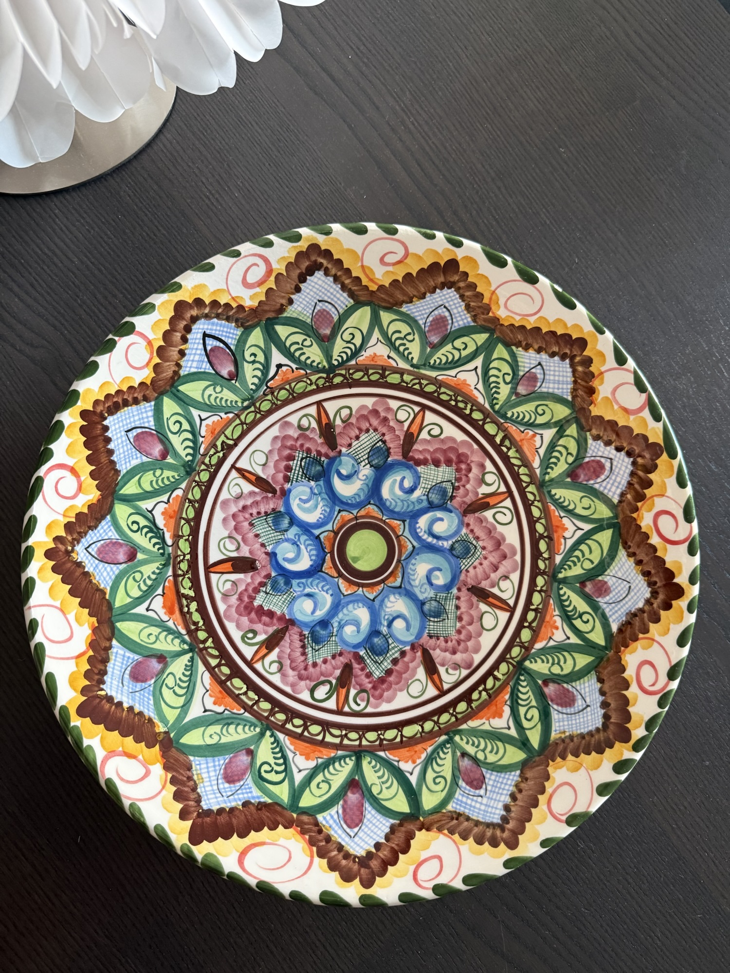 Skuggor av palmer över strandpromenadens mosaik