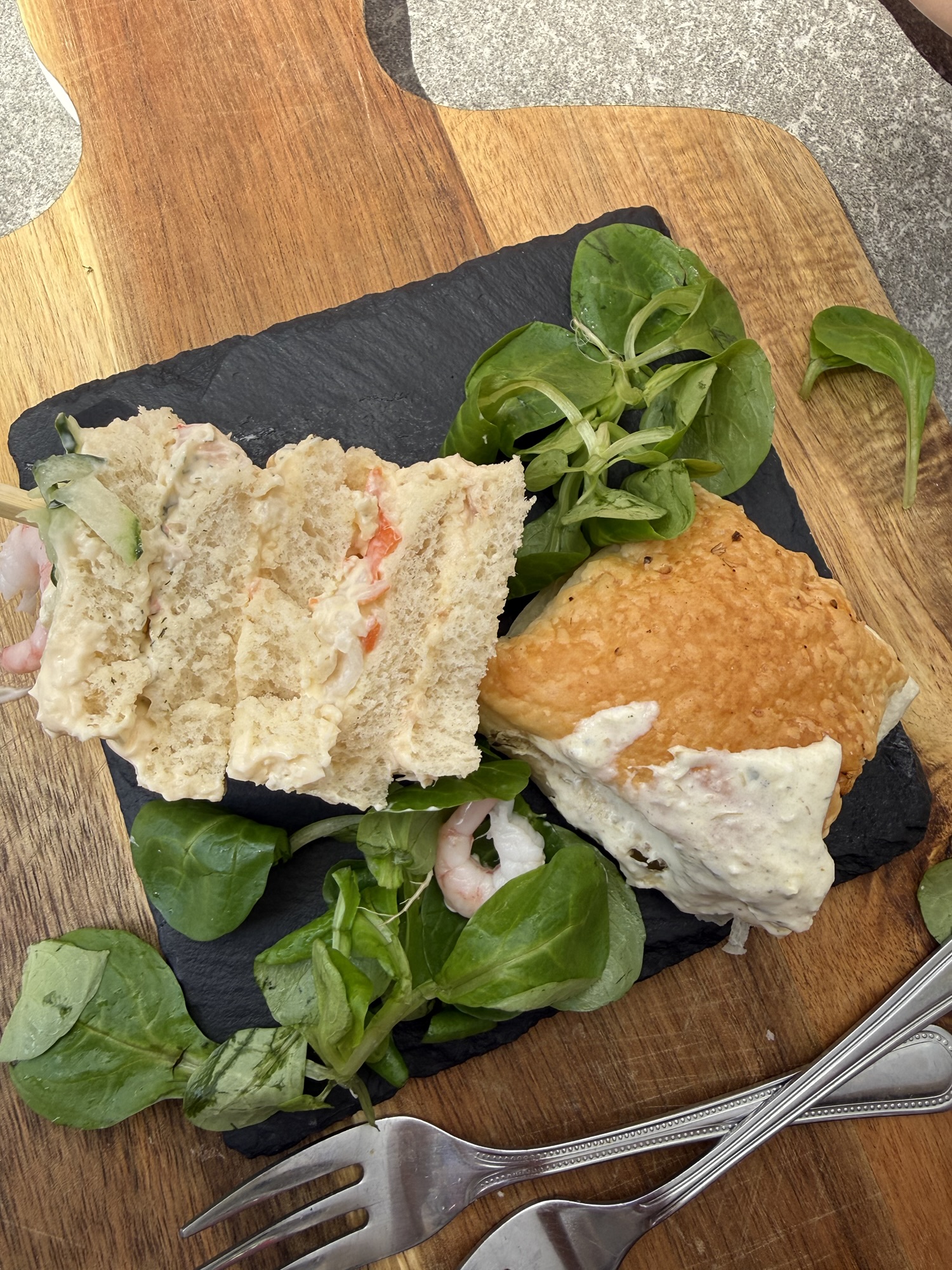 Färgglada hus och palmer nära strandlinjen