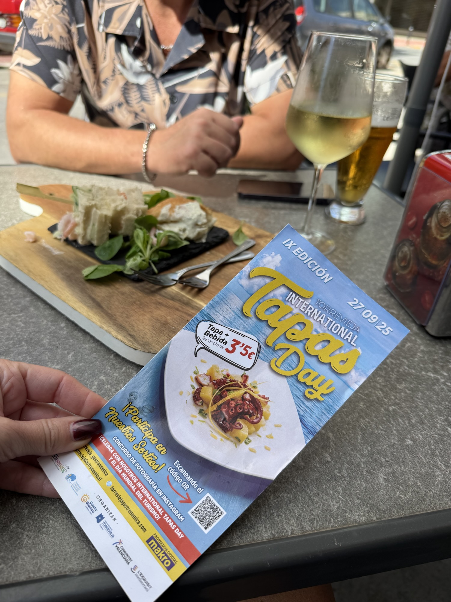 Morgonljus på stranden med fotspår i sanden