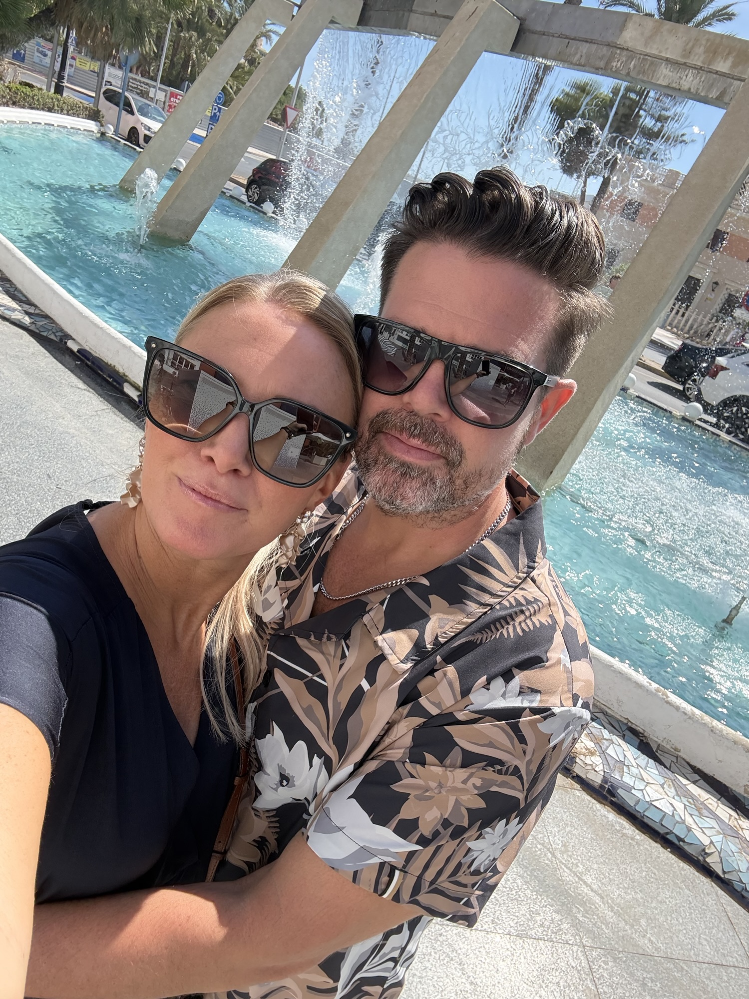 Sangria och is i stora glas på uteservering