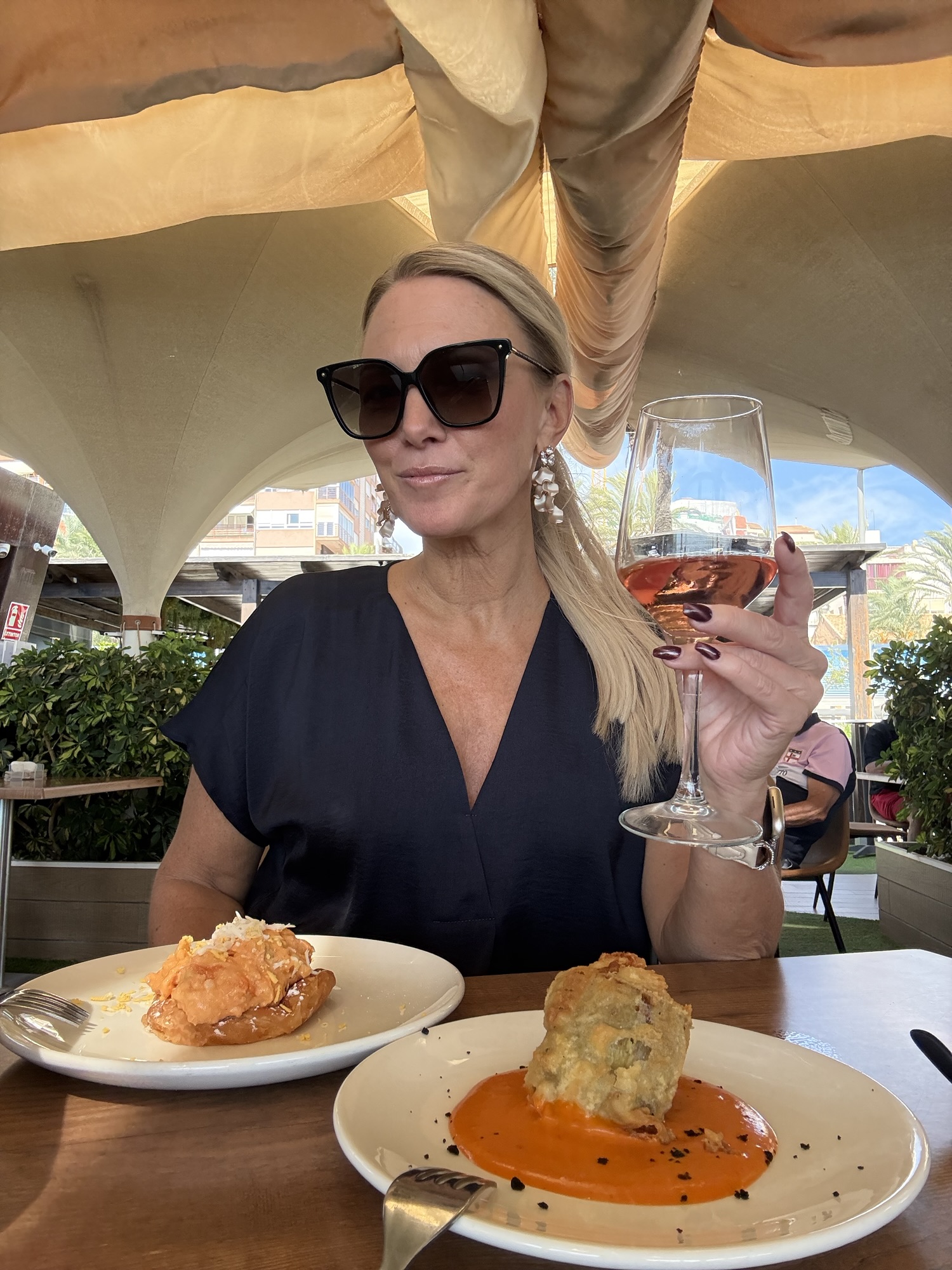 Shoppinggata i Torrevieja med kvällsljus