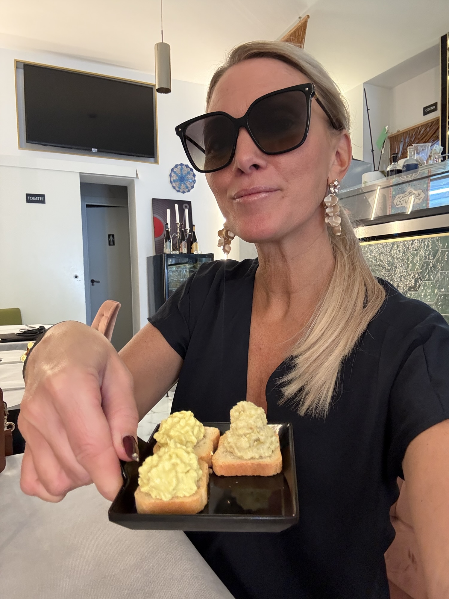 Kvällsmys på balkongen med musik och kortlek