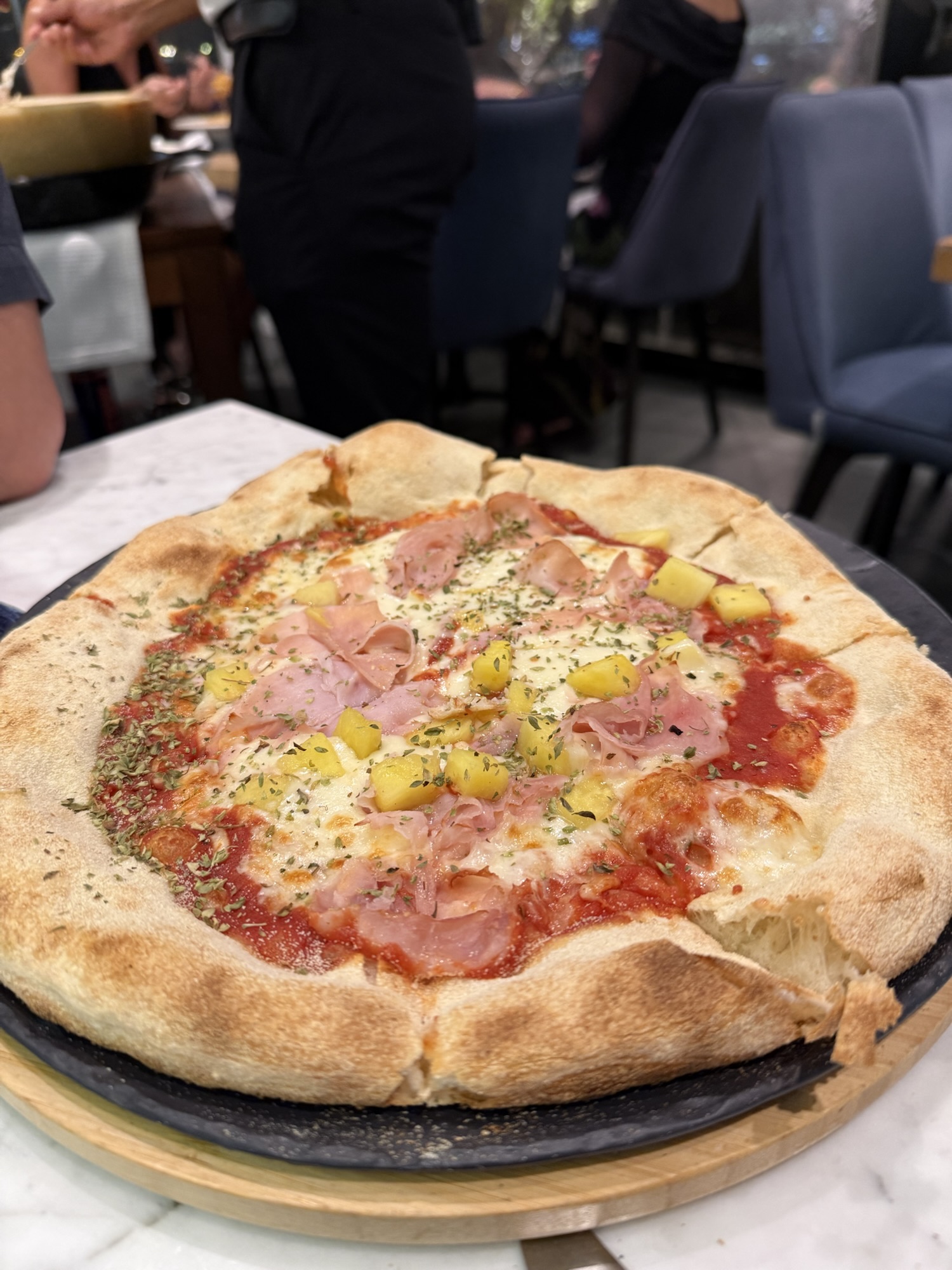 Promenad i kvällsbris längs havet i Torrevieja