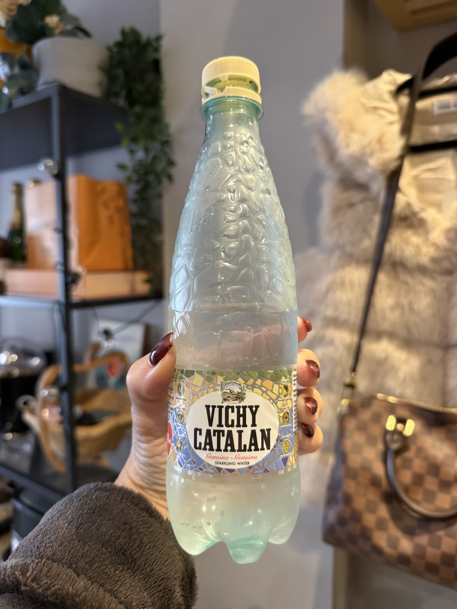 Kvällsljus över stranden i Torrevieja med mjuka vågor