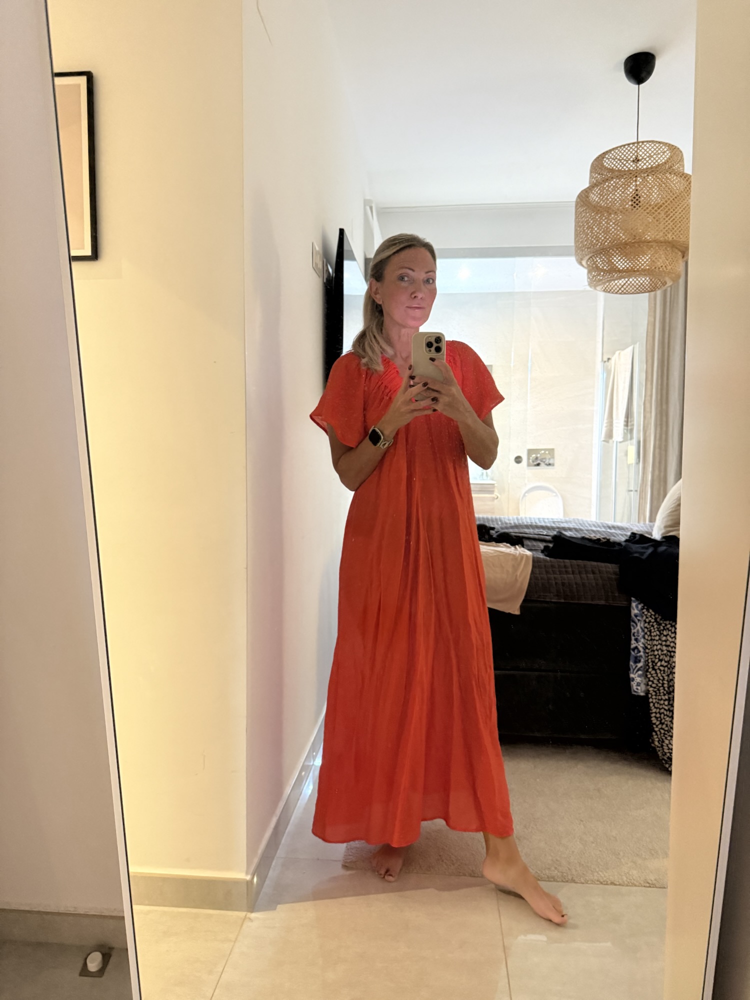 Tapastallrik i kvällssol på uteservering i Torrevieja