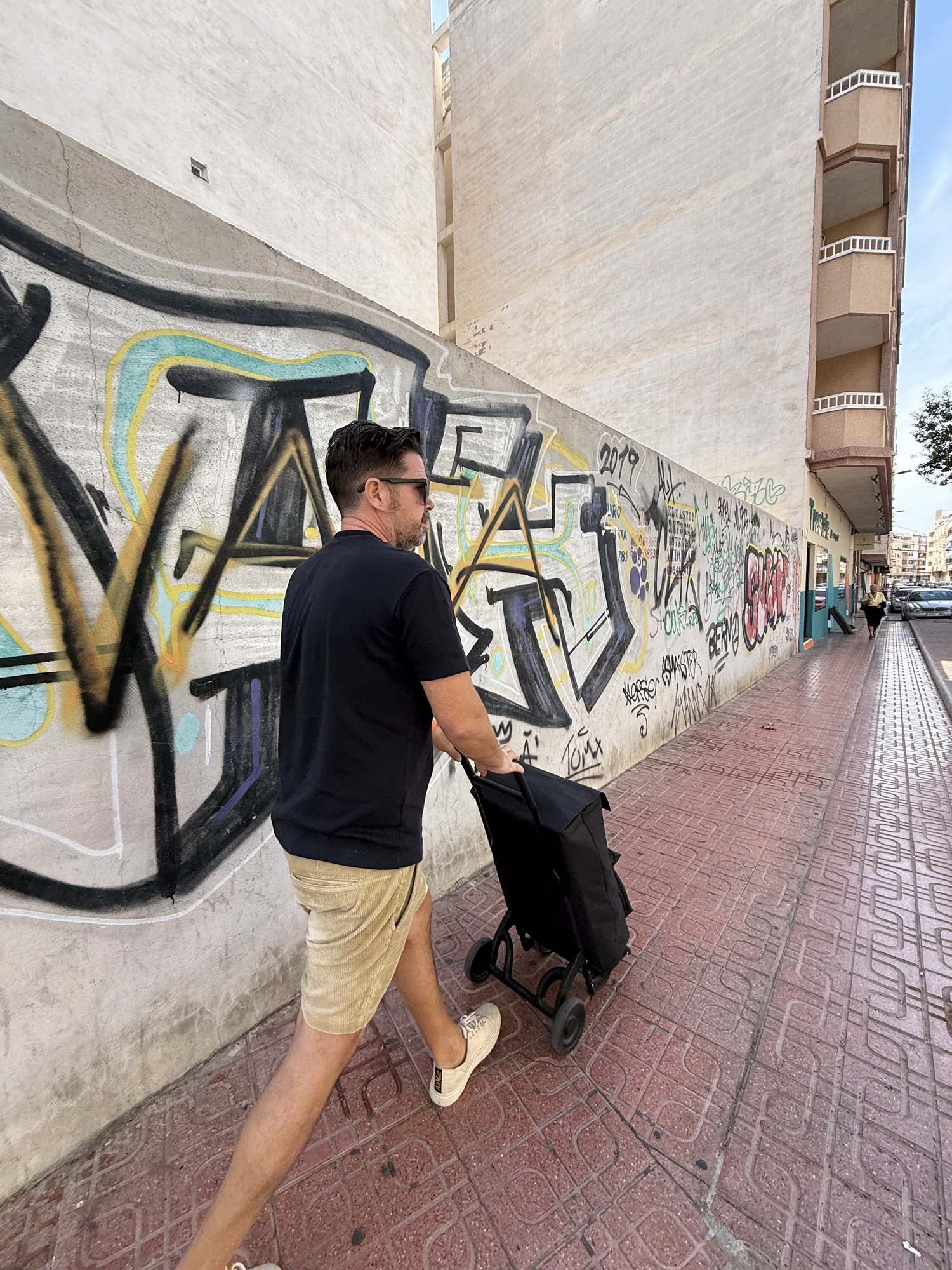 Havsbrus och sol – utsikt från strandpromenaden