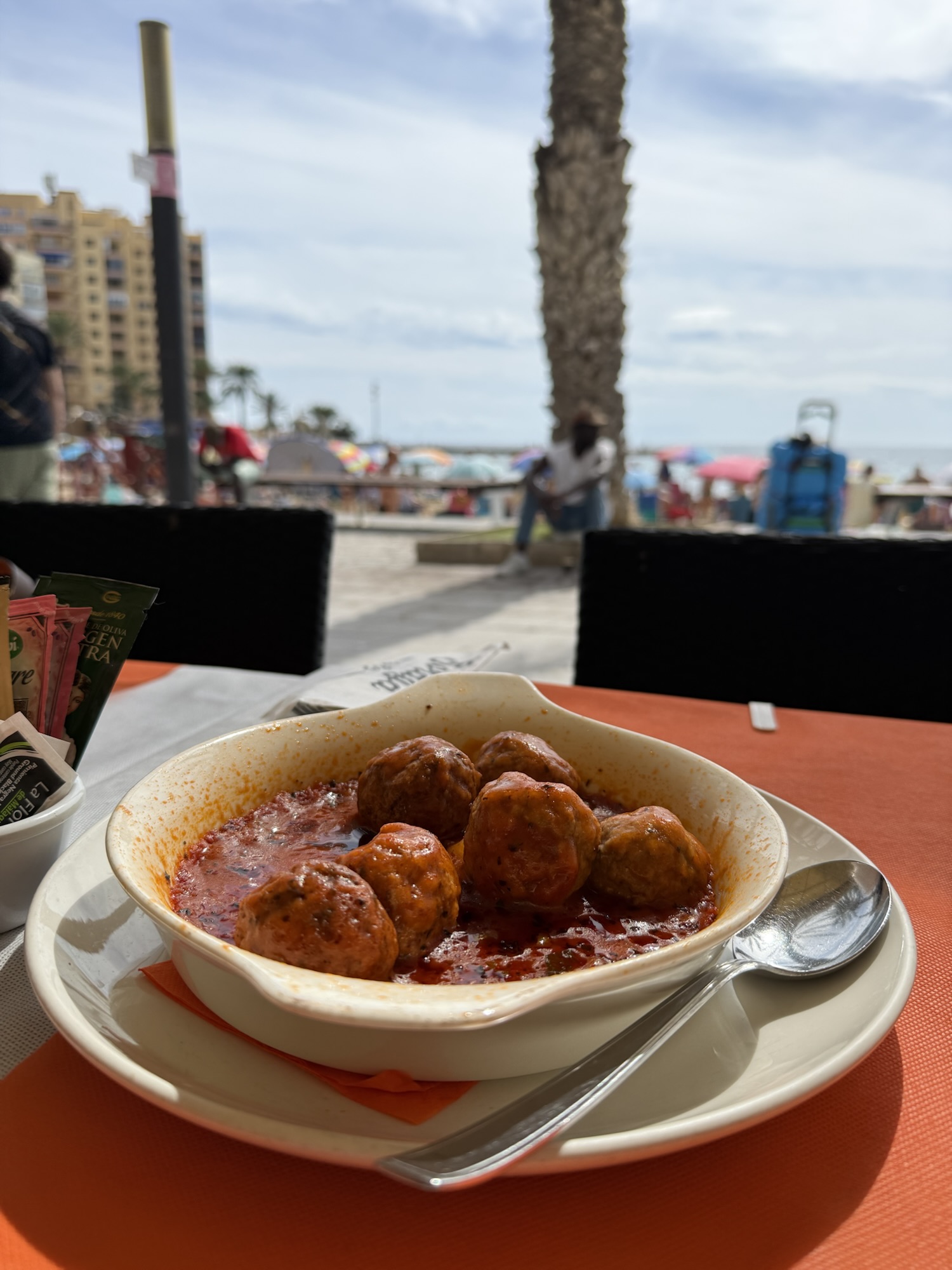 Sangria på cafébord med havet i bakgrunden