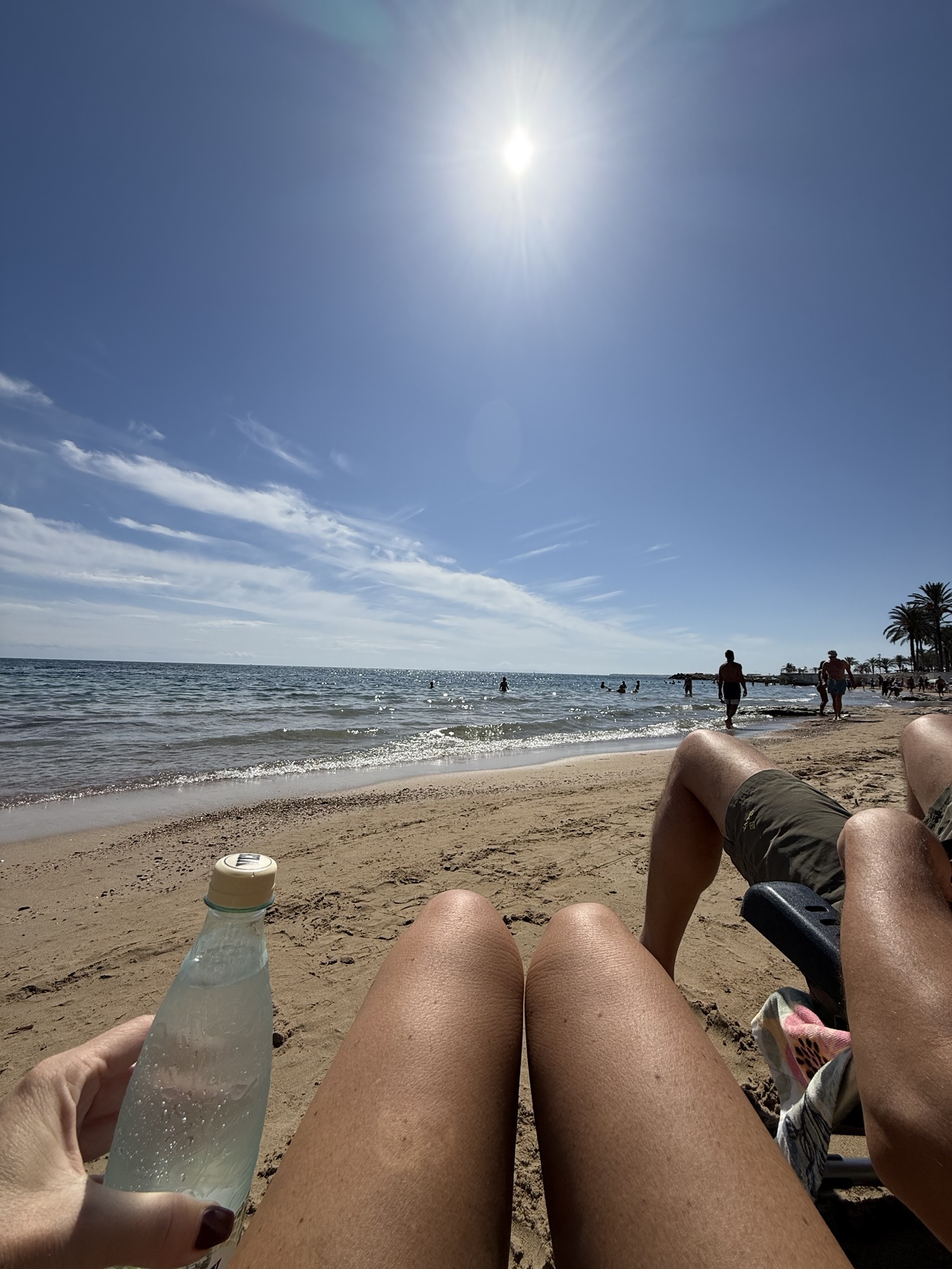 Sangriakaraff och glas på balkongbord i solnedgång