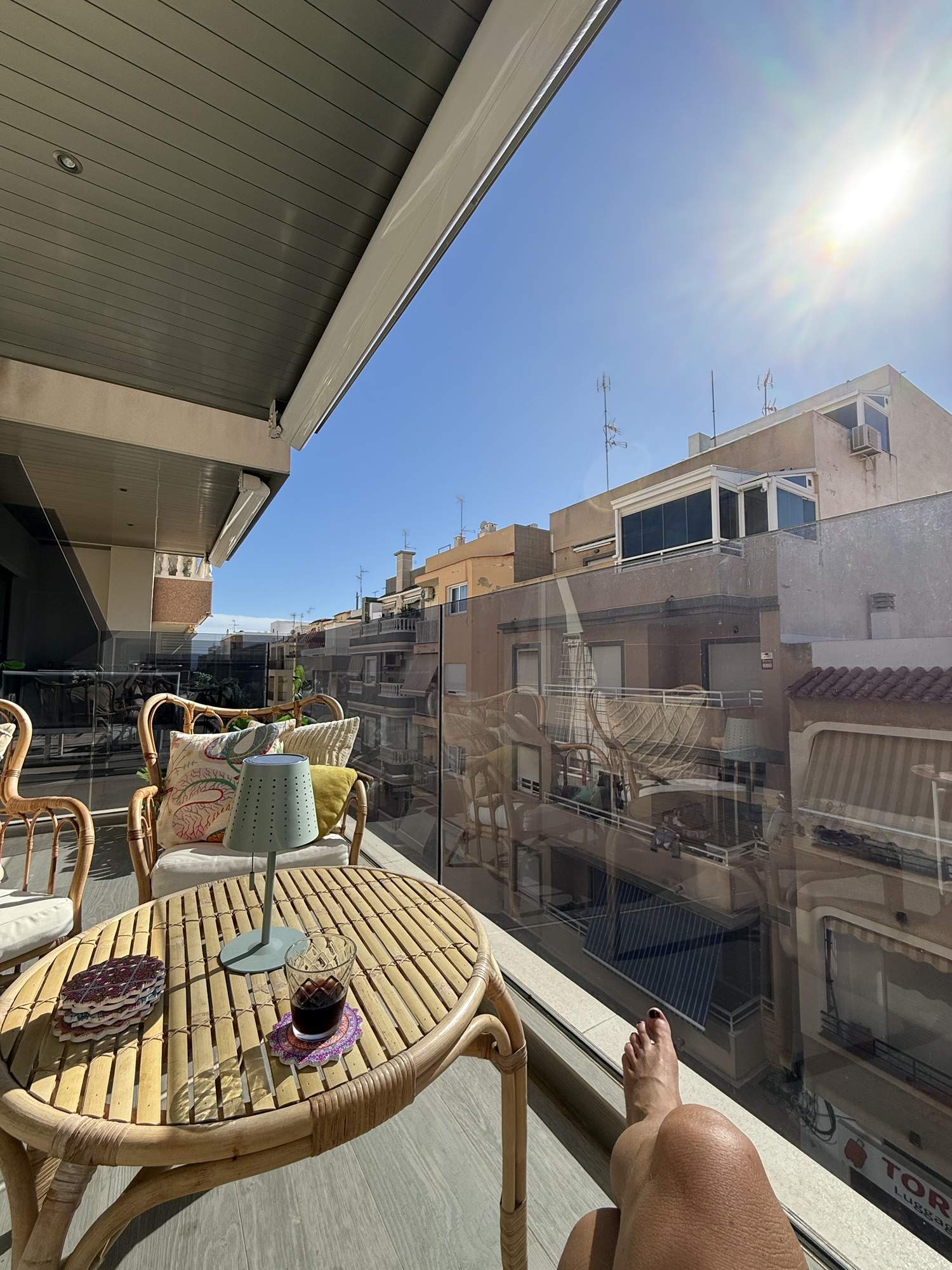 Kvällspromenad på strandpromenaden med lampor och hav