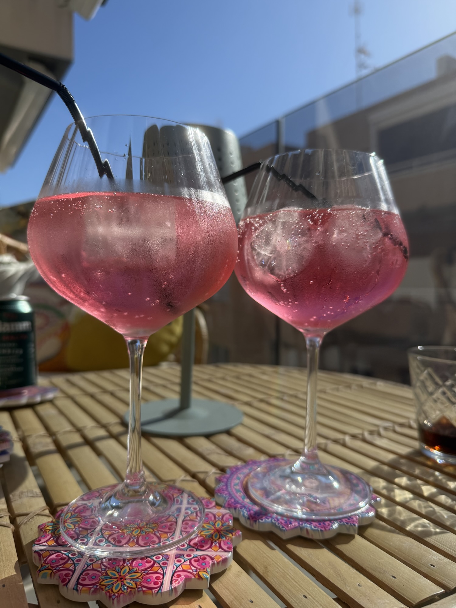 Stilla medelhavskväll med orange himmel