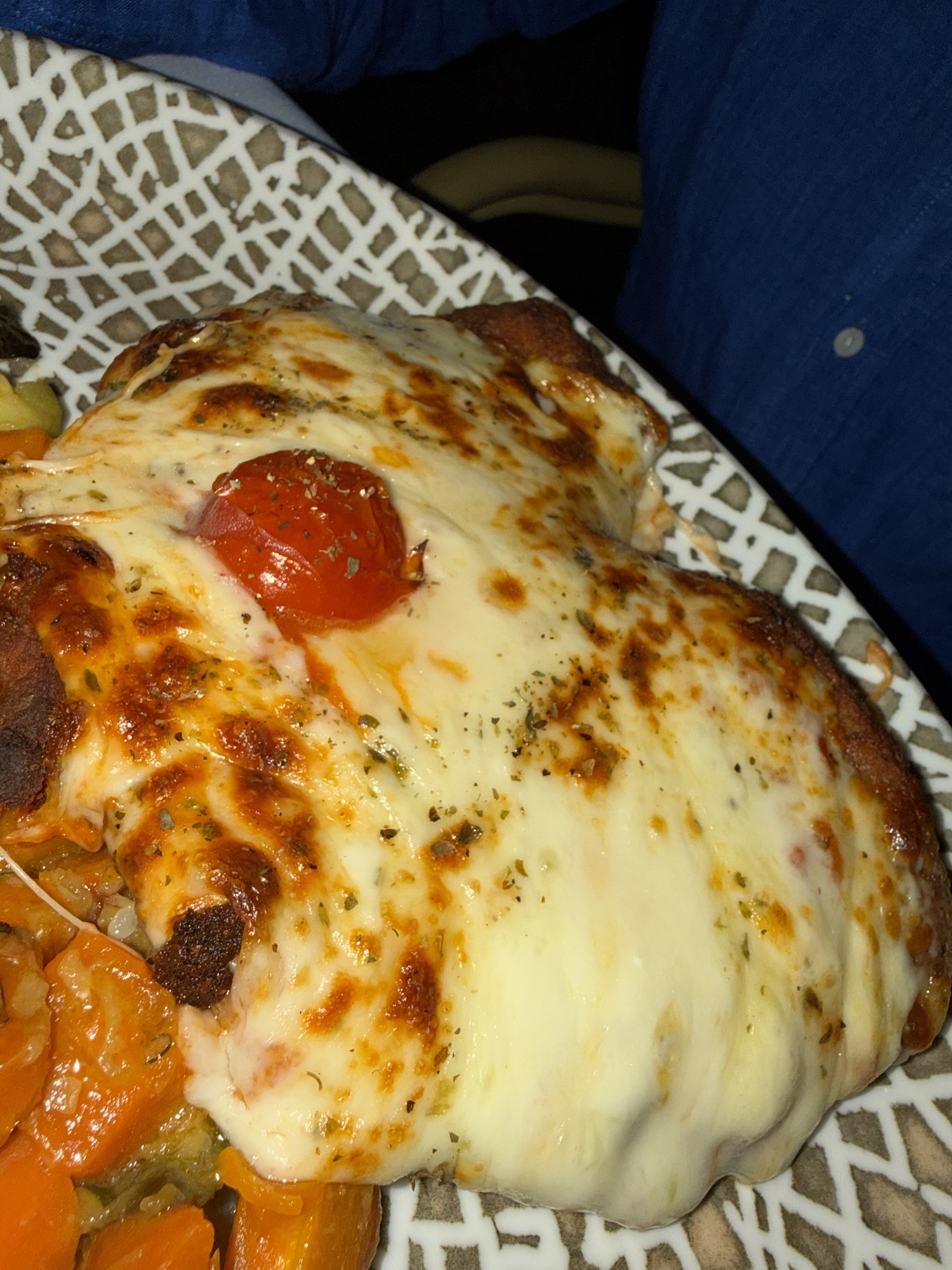 Kvällsvy över tak och palmer i spanska skymningen