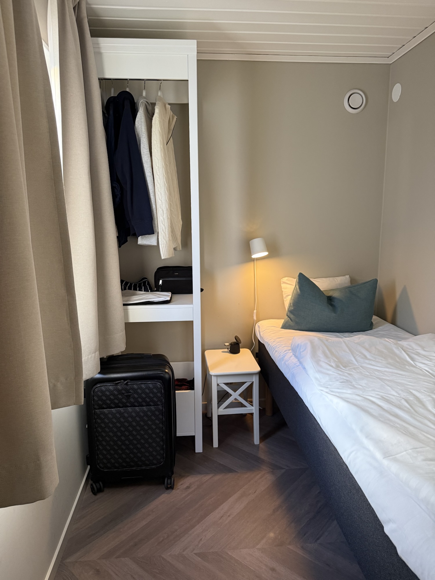 Renoverade stugor på Tanumstrand höst