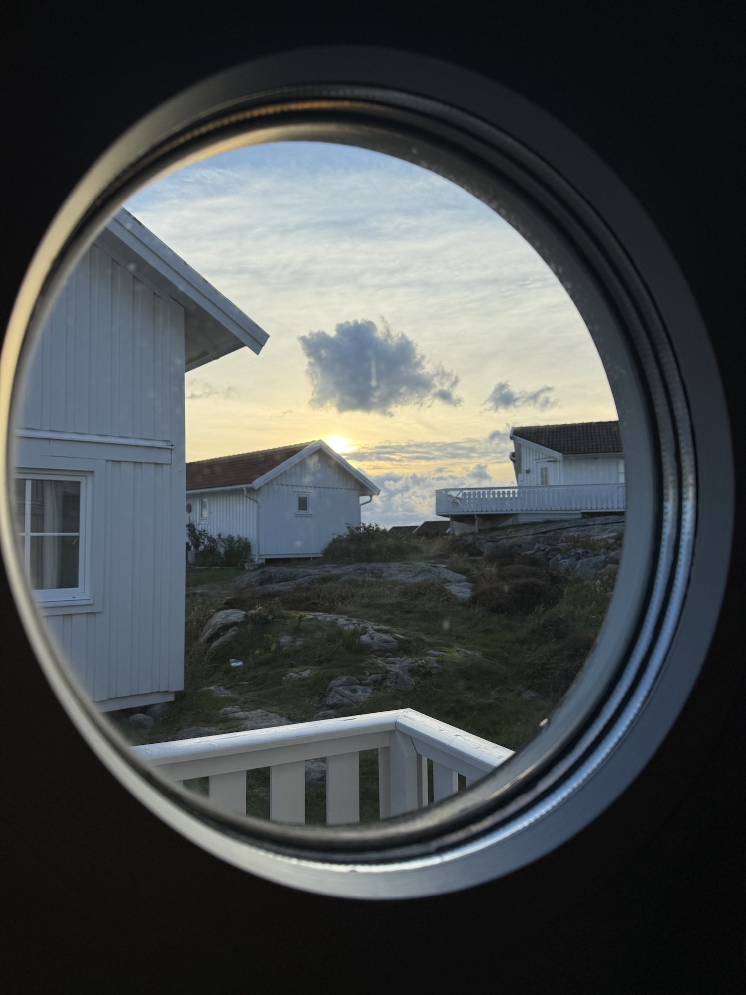 Stuga med havsutsikt på Tanumstrand