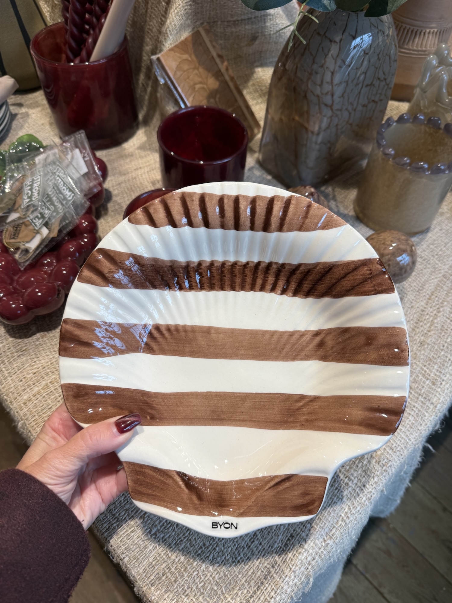 Snäckfat och tröja med hjärtan från Grebbestad butik