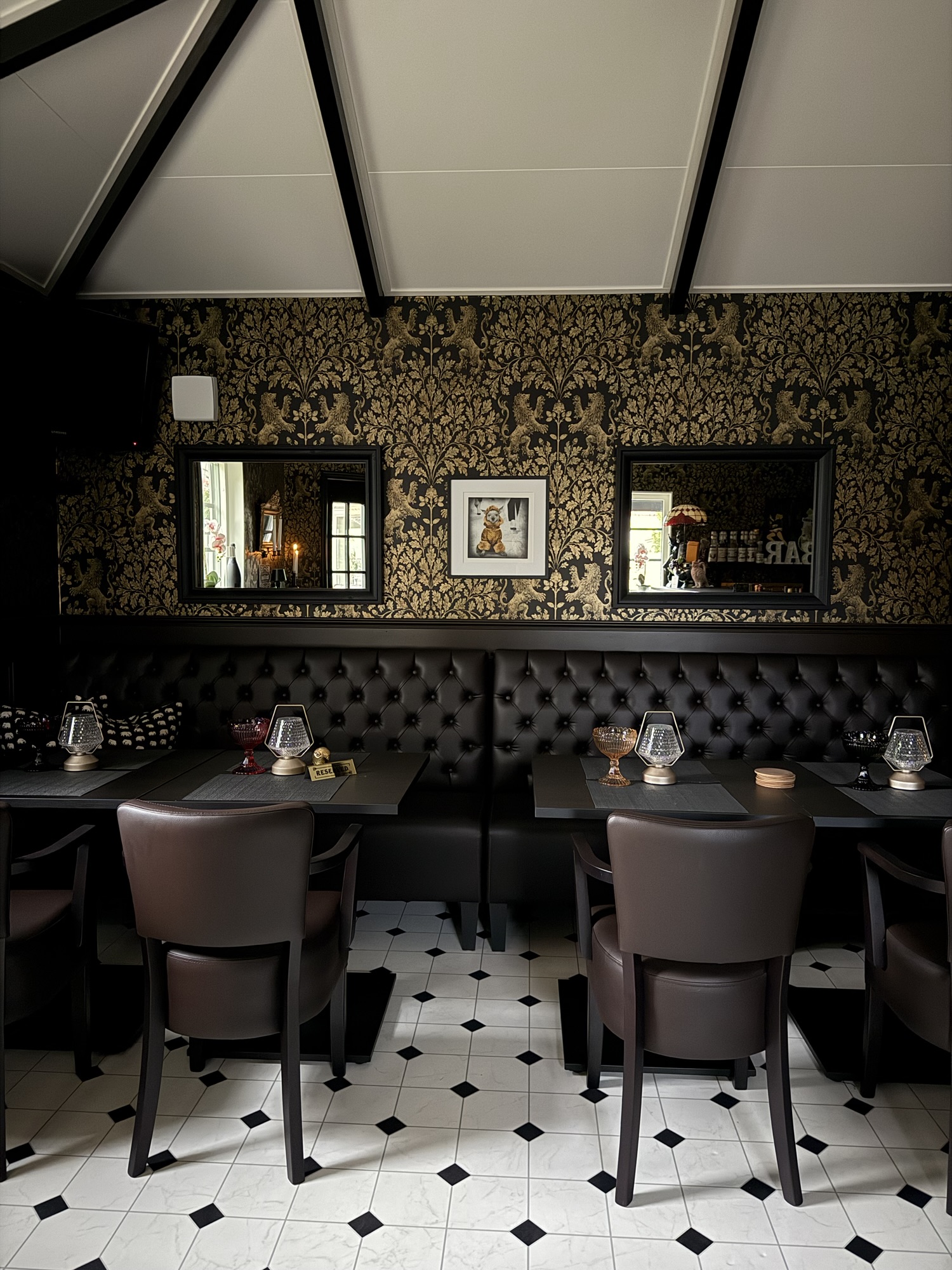 Inredning i hemmabyggd pub med mörka träpaneler