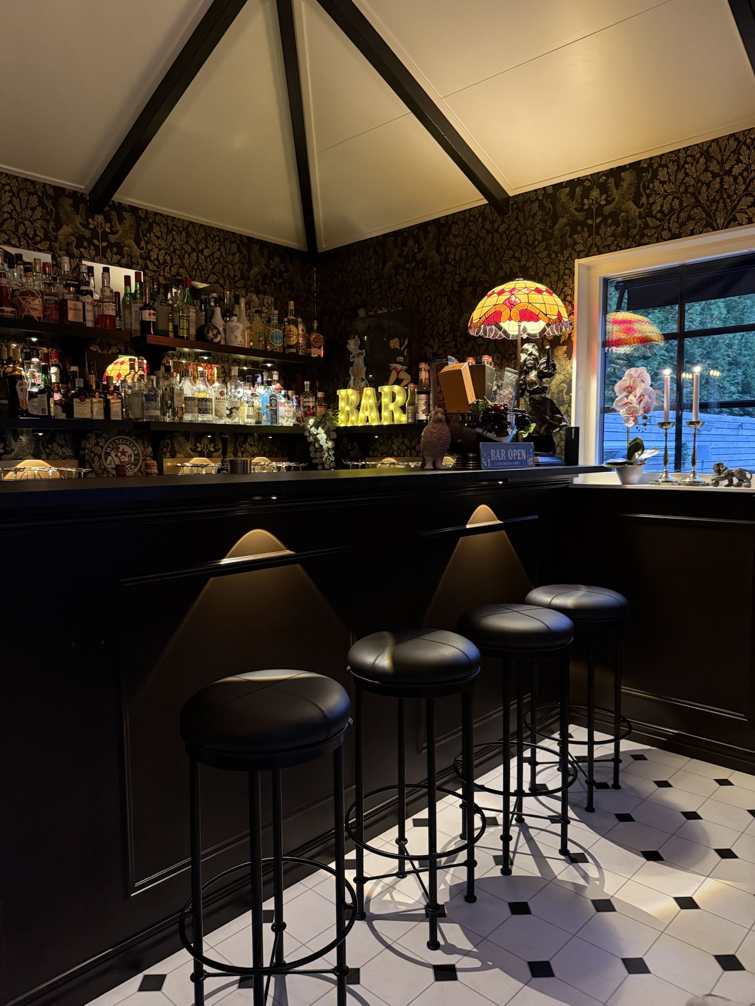 Pub med barhylla och stämningsbelysning