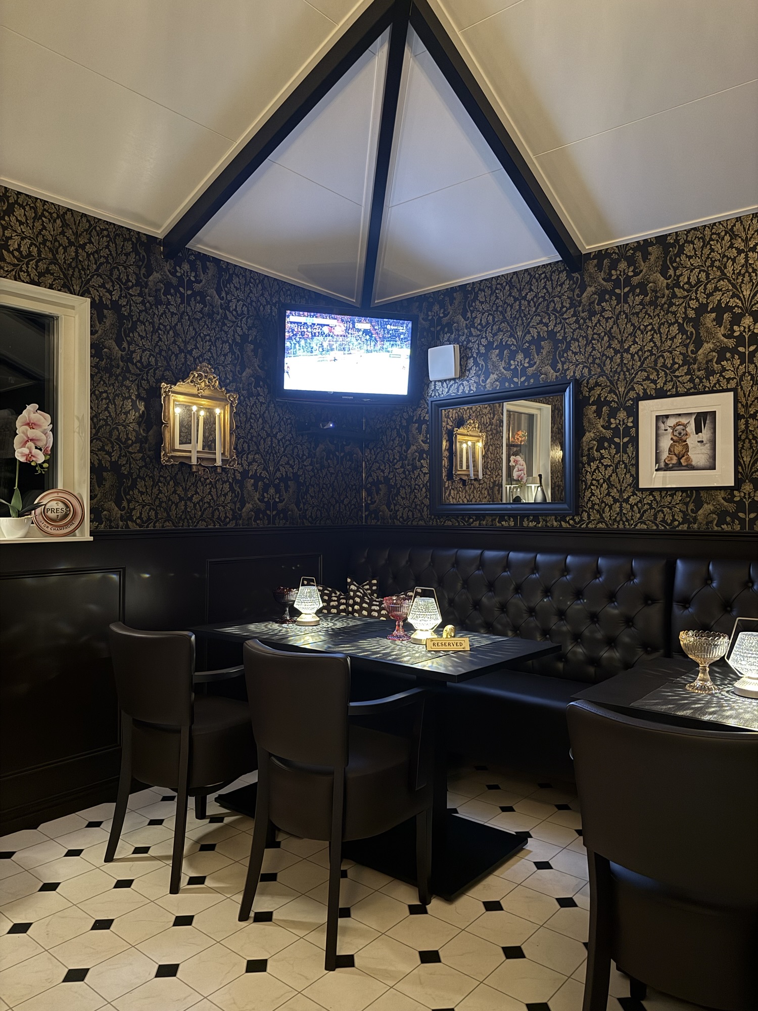 Detaljer i hemmabyggd pub i trädgården