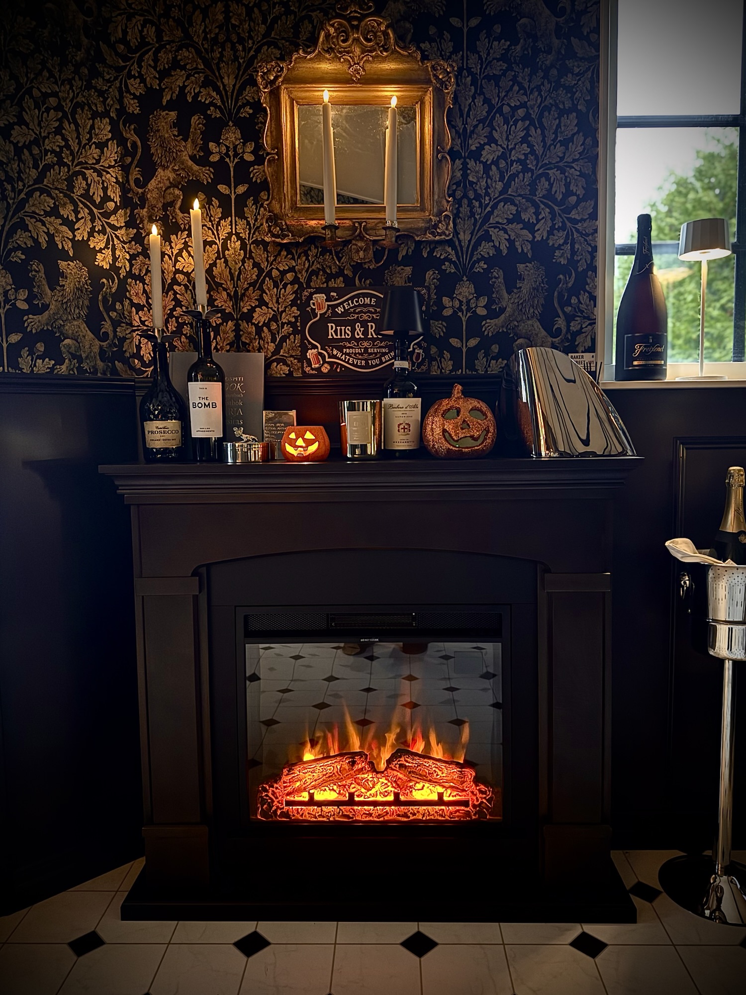 Halloweenpyntad pub med ljusslingor och pumpor