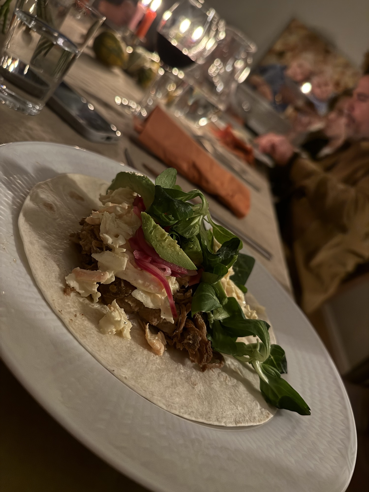 Pulled beef med coleslaw serverad till höstmiddag