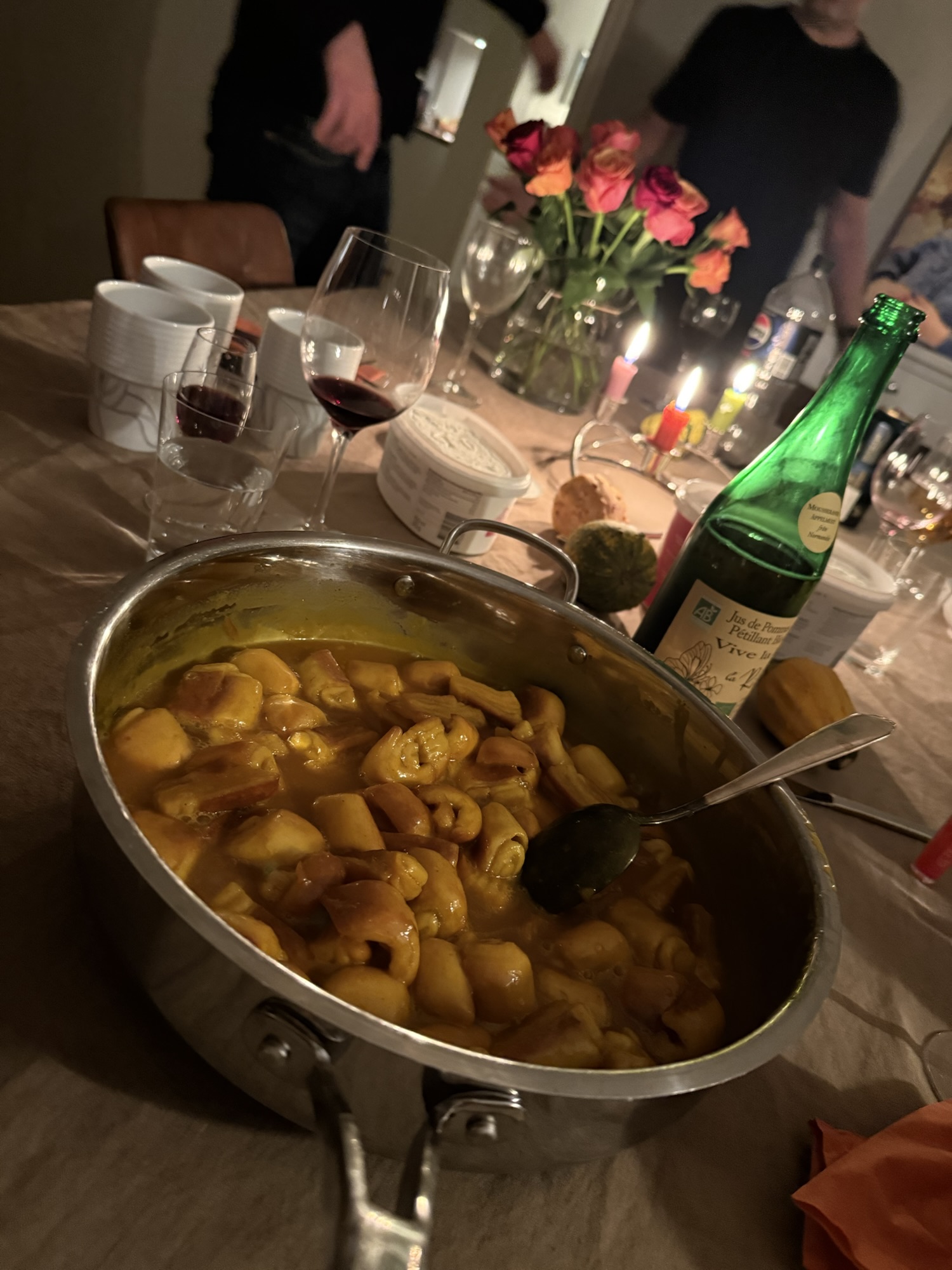 Dessert med saffransgifflar och saffranskolasås