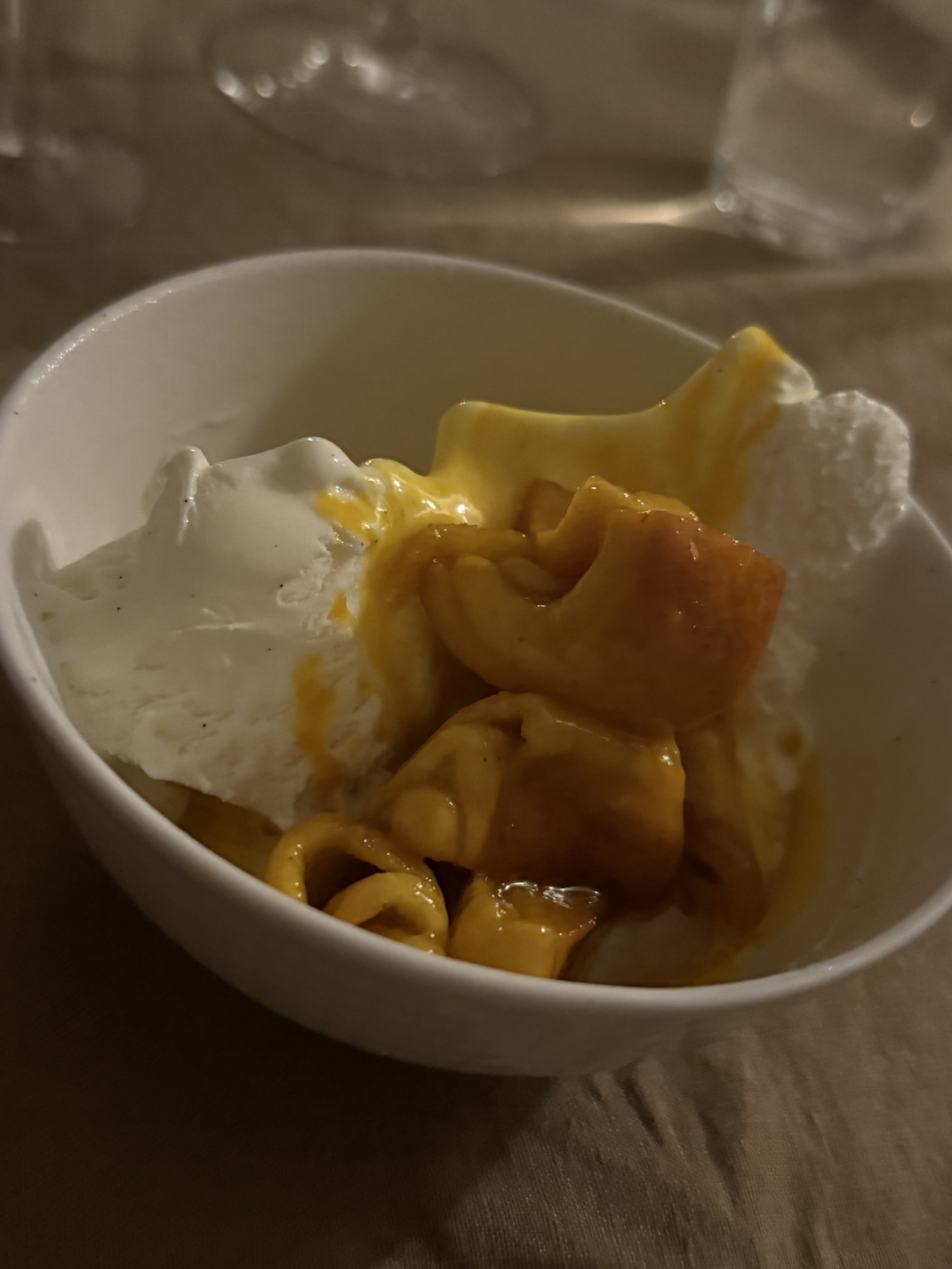 Saffransdessert med glass och kolasås