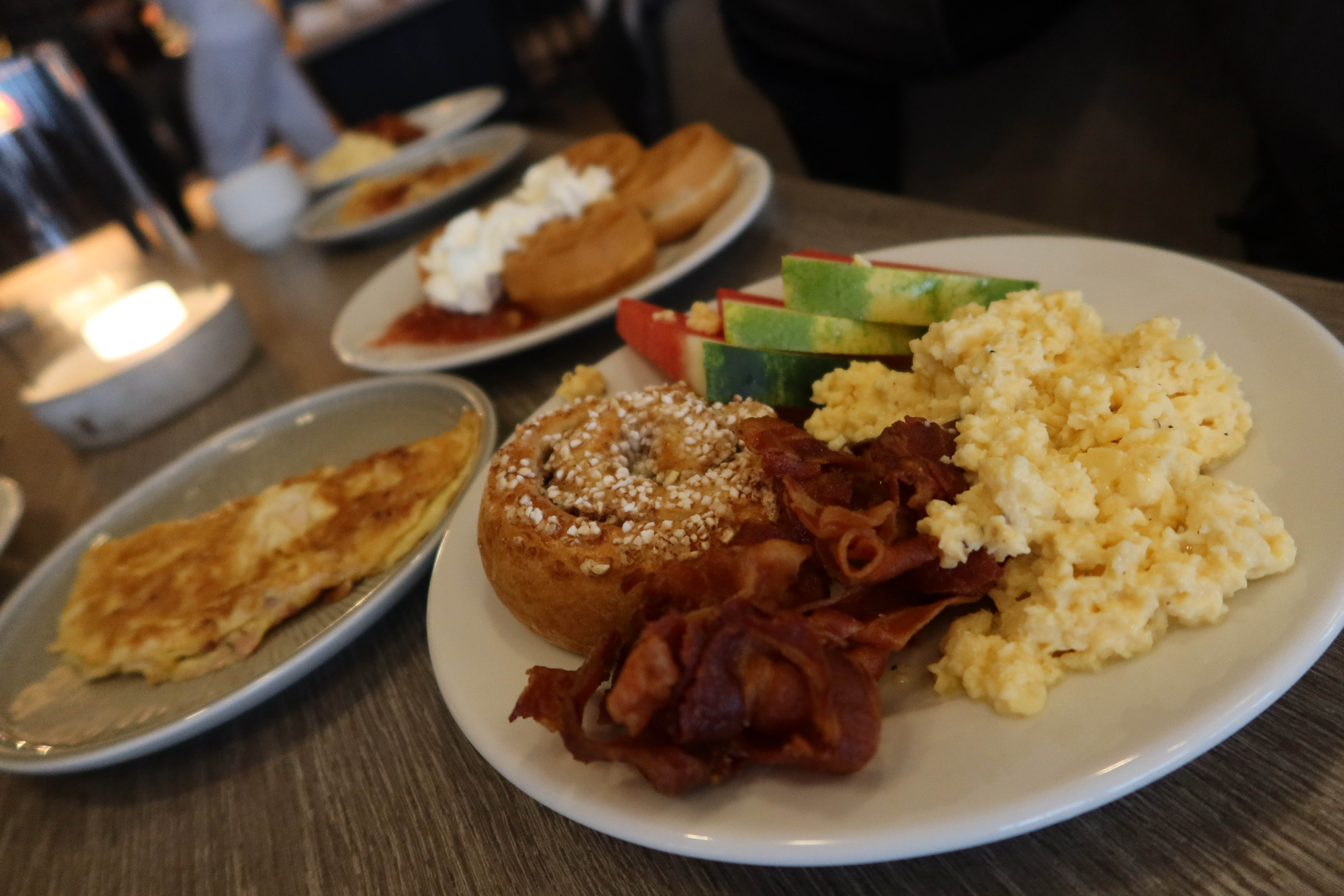 Omelettstation på Tanumstrand frukost