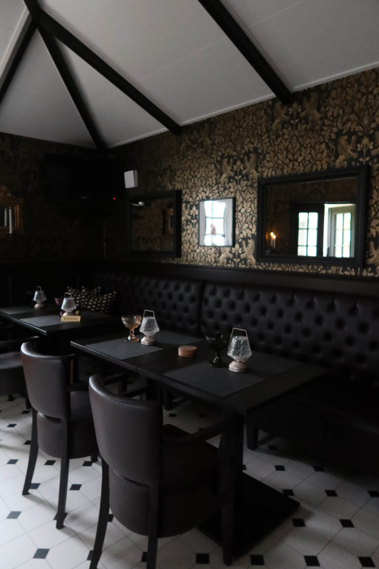 Trädgårdspub utifrån kvällstid