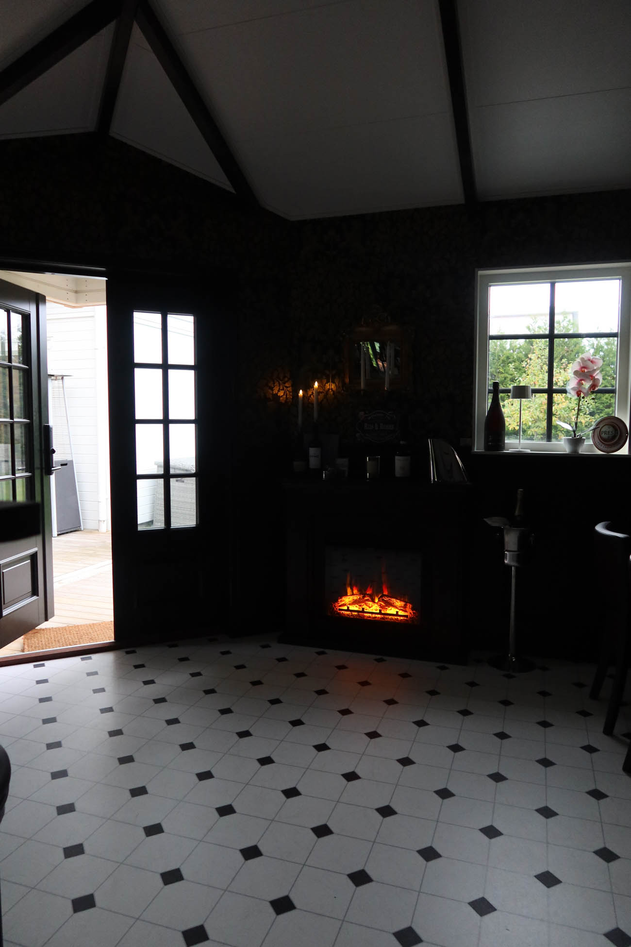 Pubinredning i svart och trä