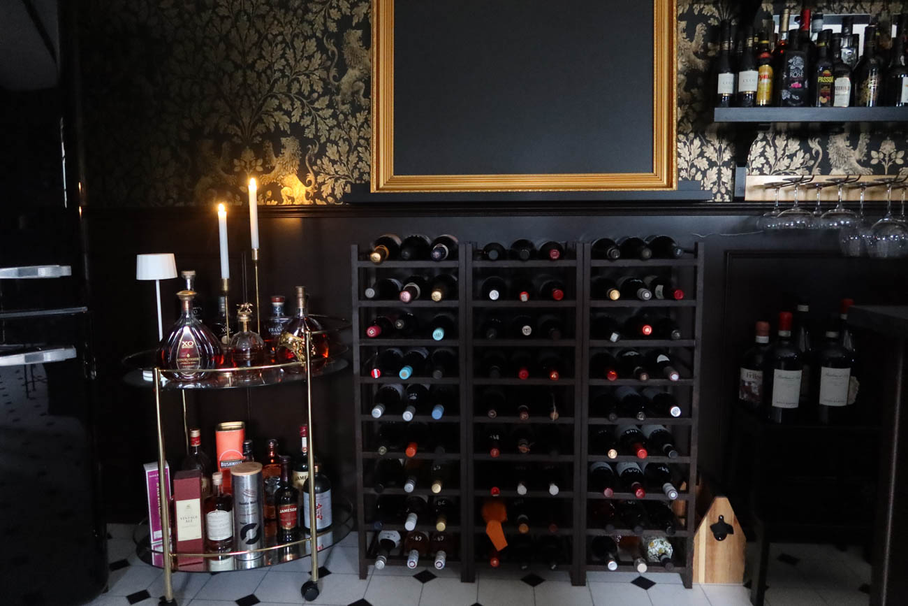 Barstolar i hemmabyggd pub