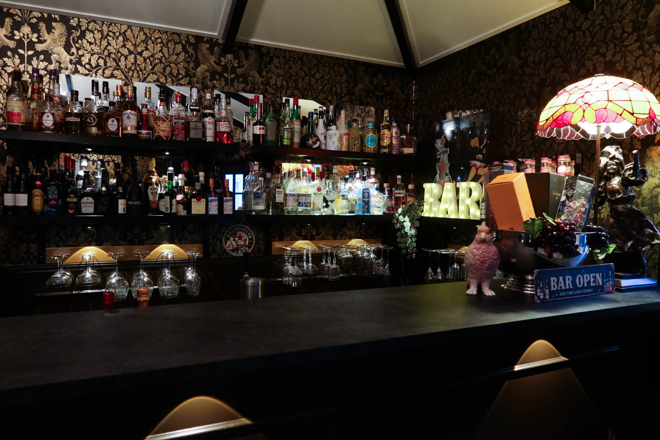 Pubhörna med vin och sprit