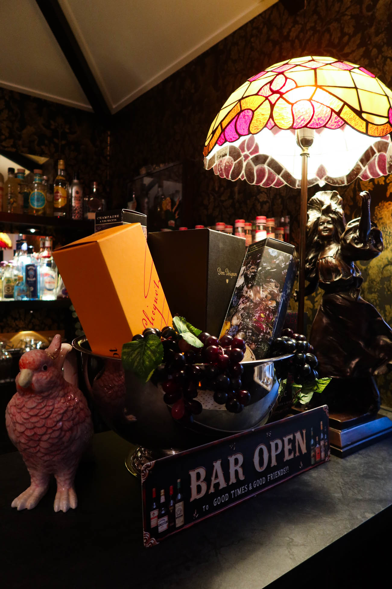 Barhyllor och dryckesglas