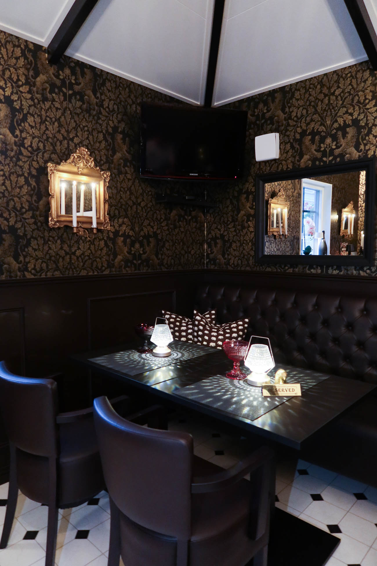 Träpanel i hemmabyggd pub