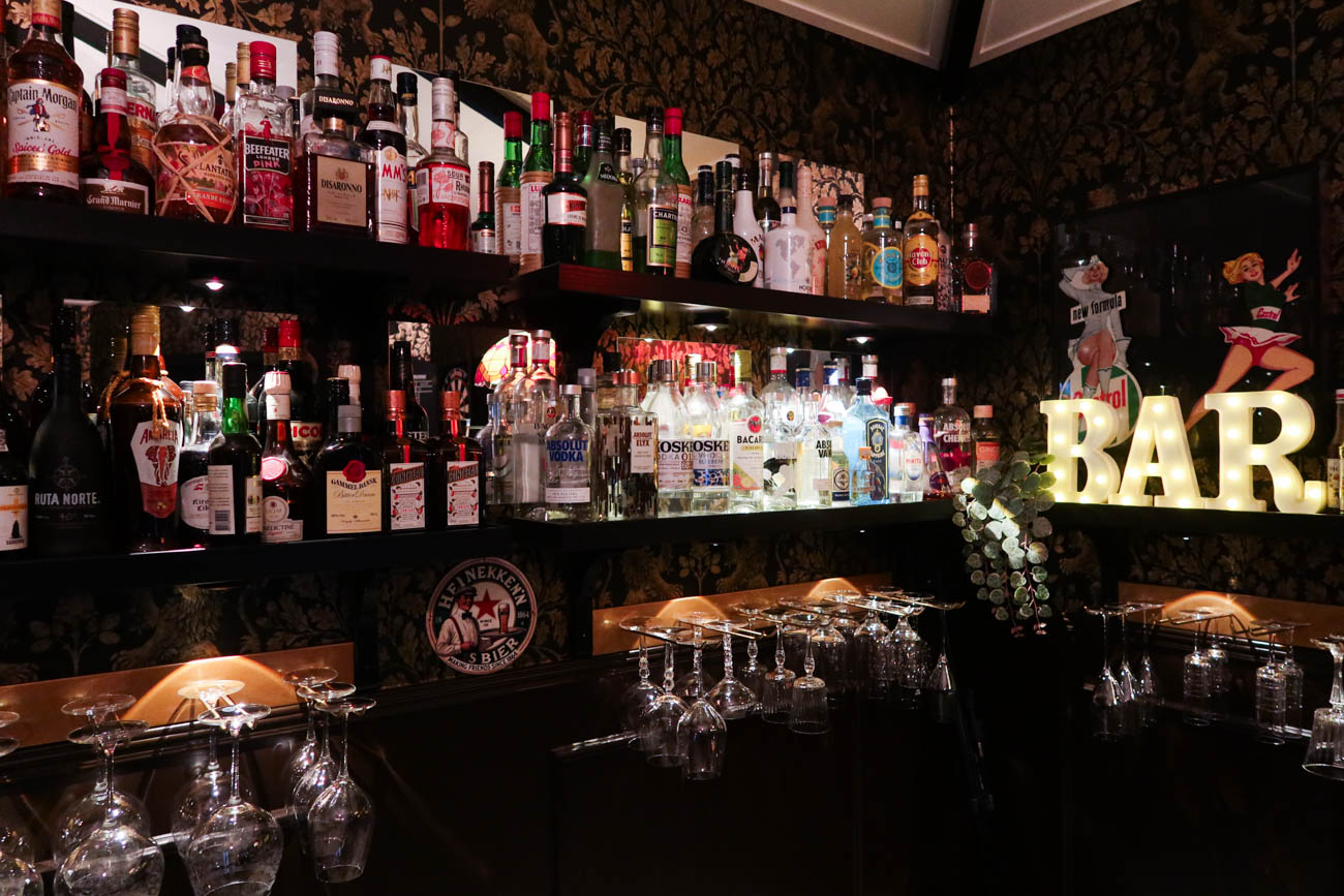 Bar med glas och flaskor