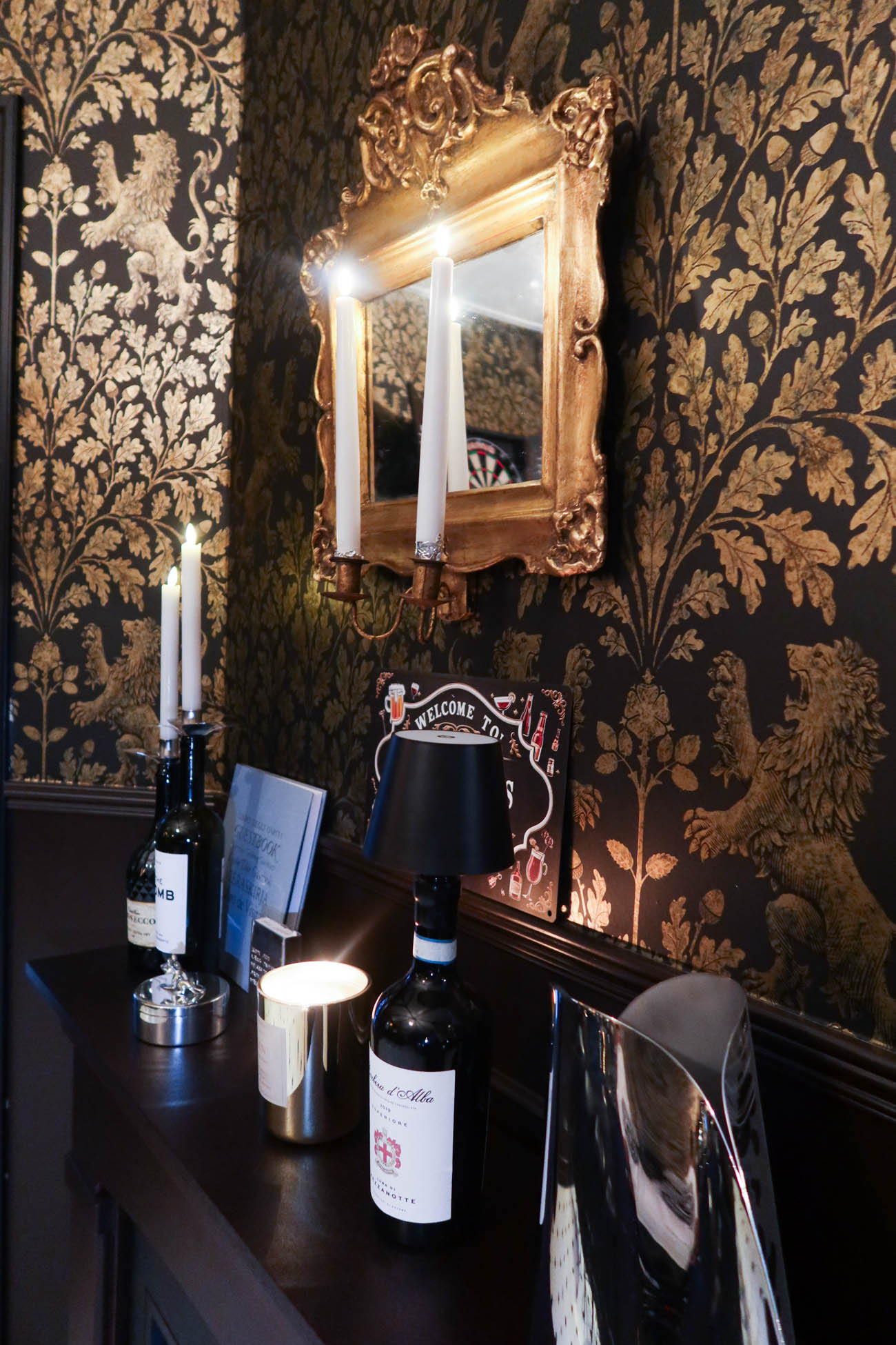 Vinflaskor i barhylla