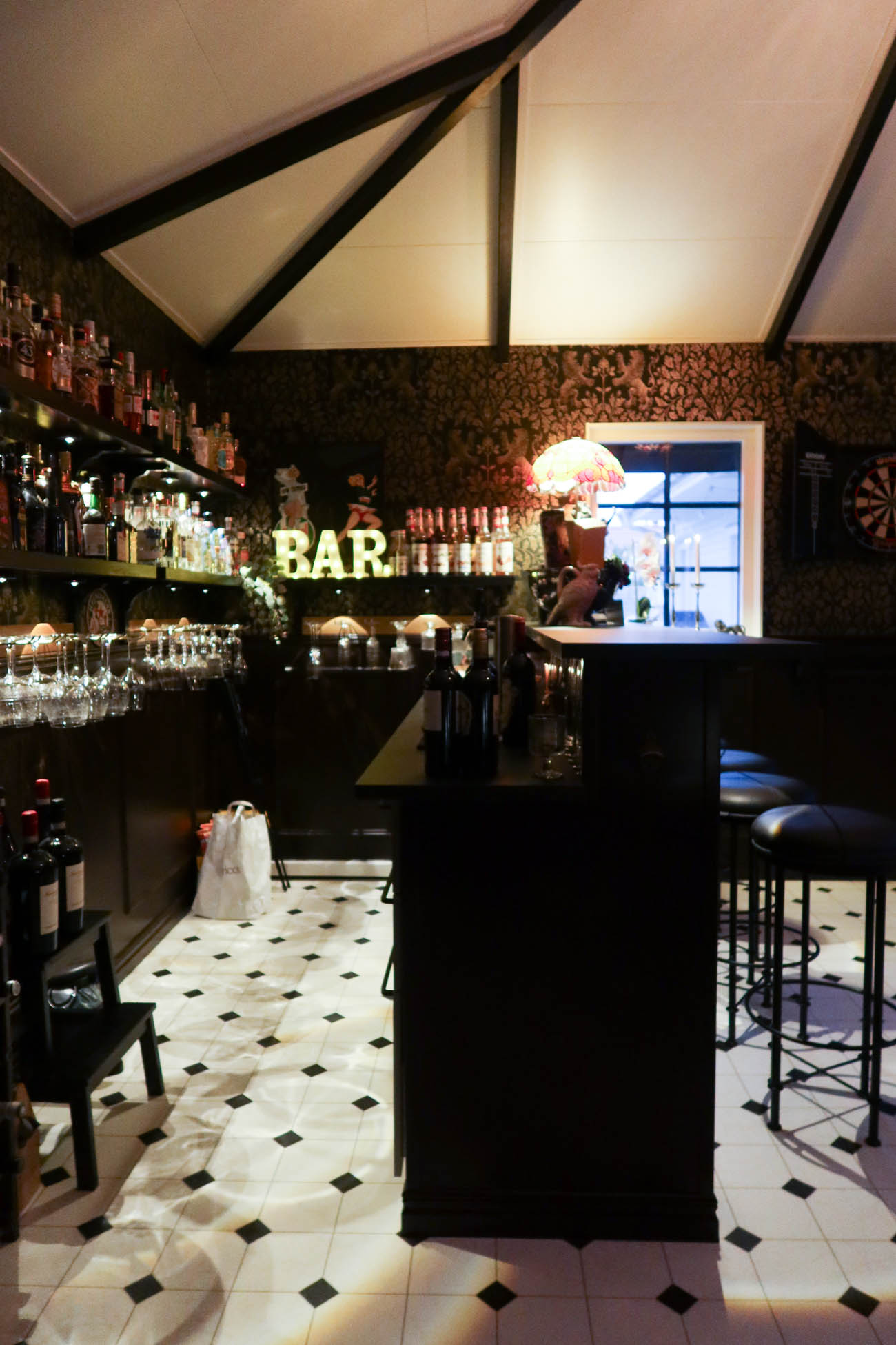 Pubhörna med glas och flaskor