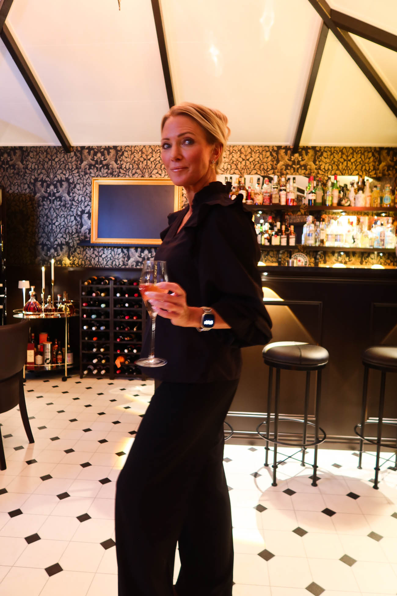 Pubens utesida kvällsbelysning