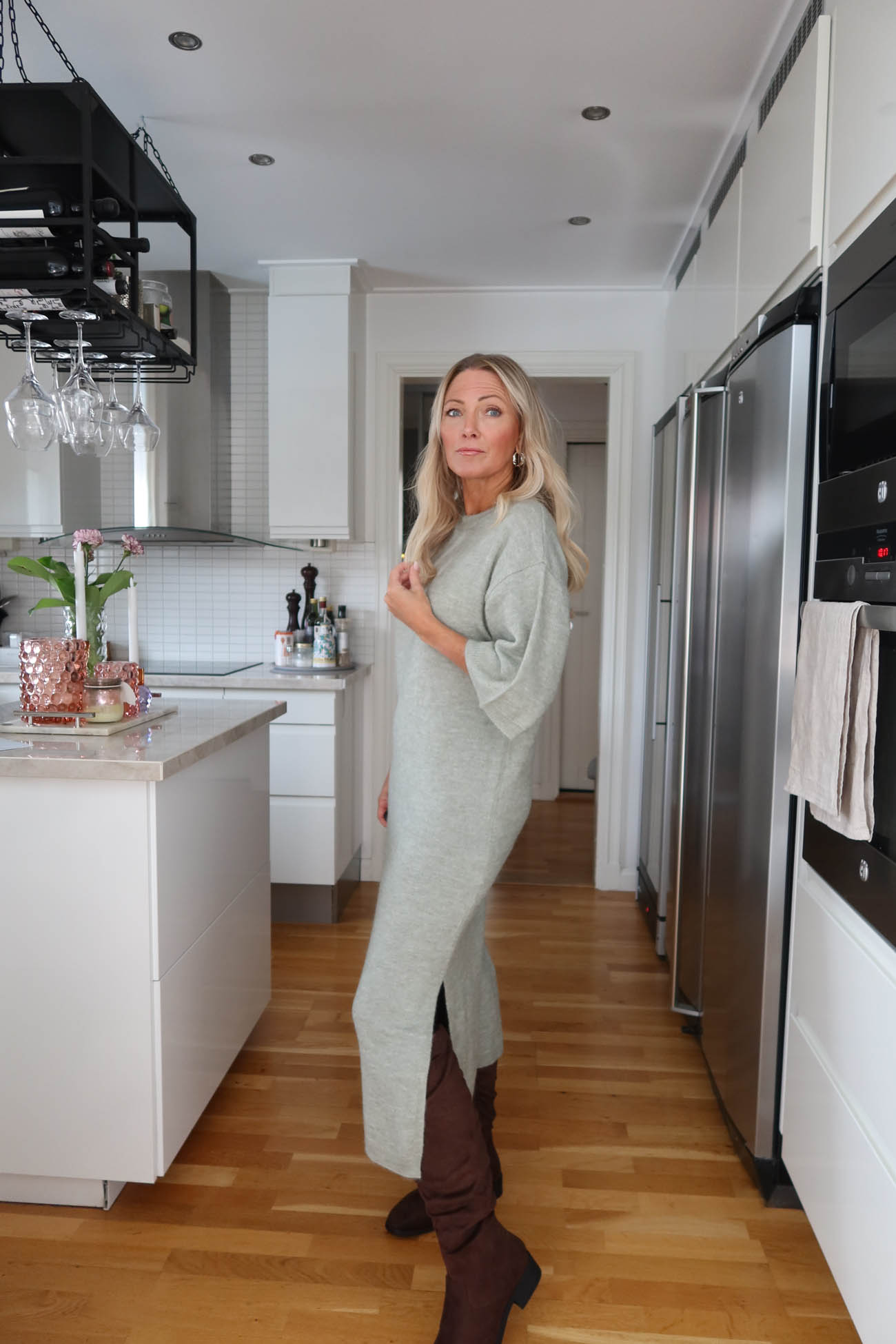 Detalj på stickad klänning från Lindex