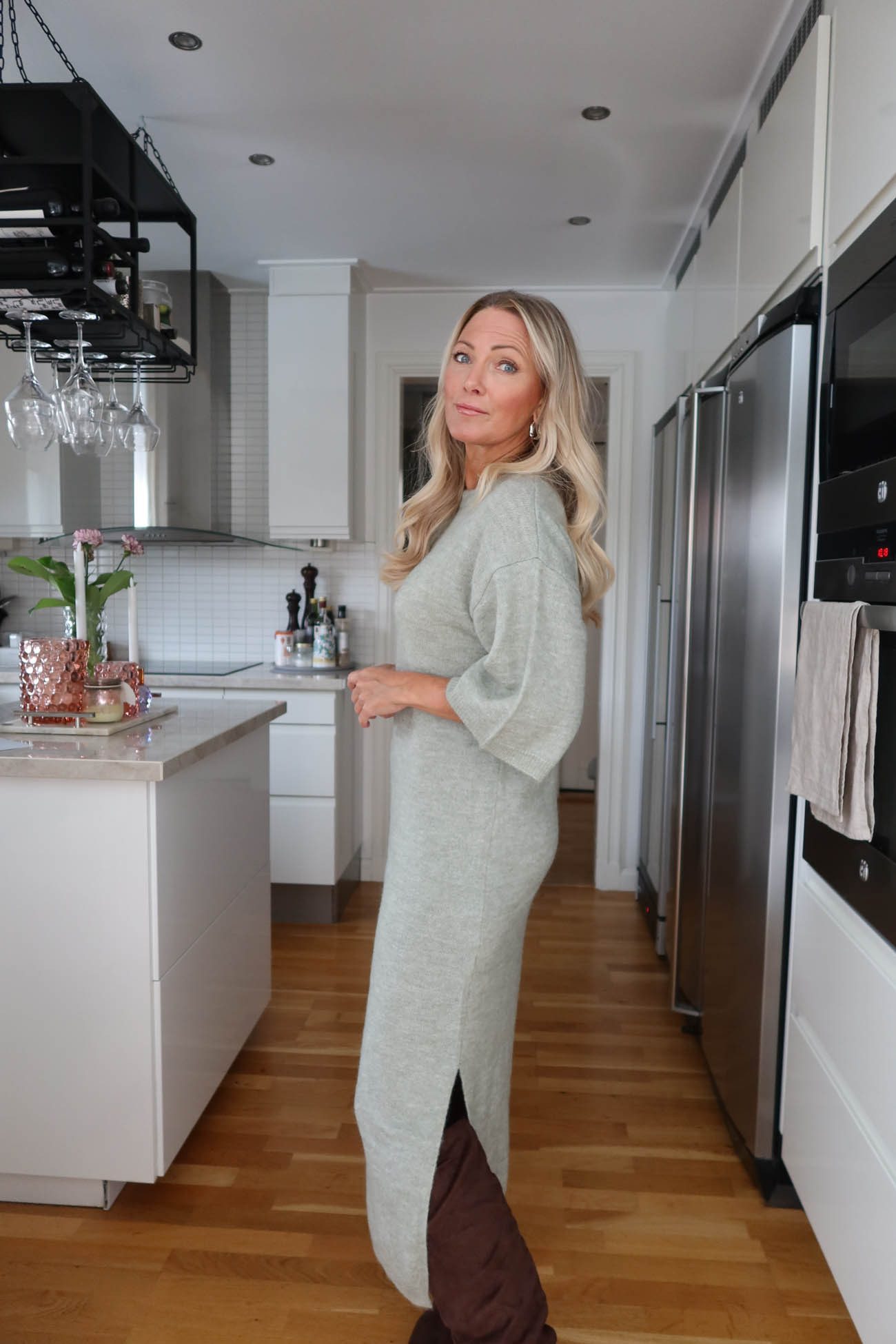 Victoria Riis i ljusgrön stickad klänning från Lindex