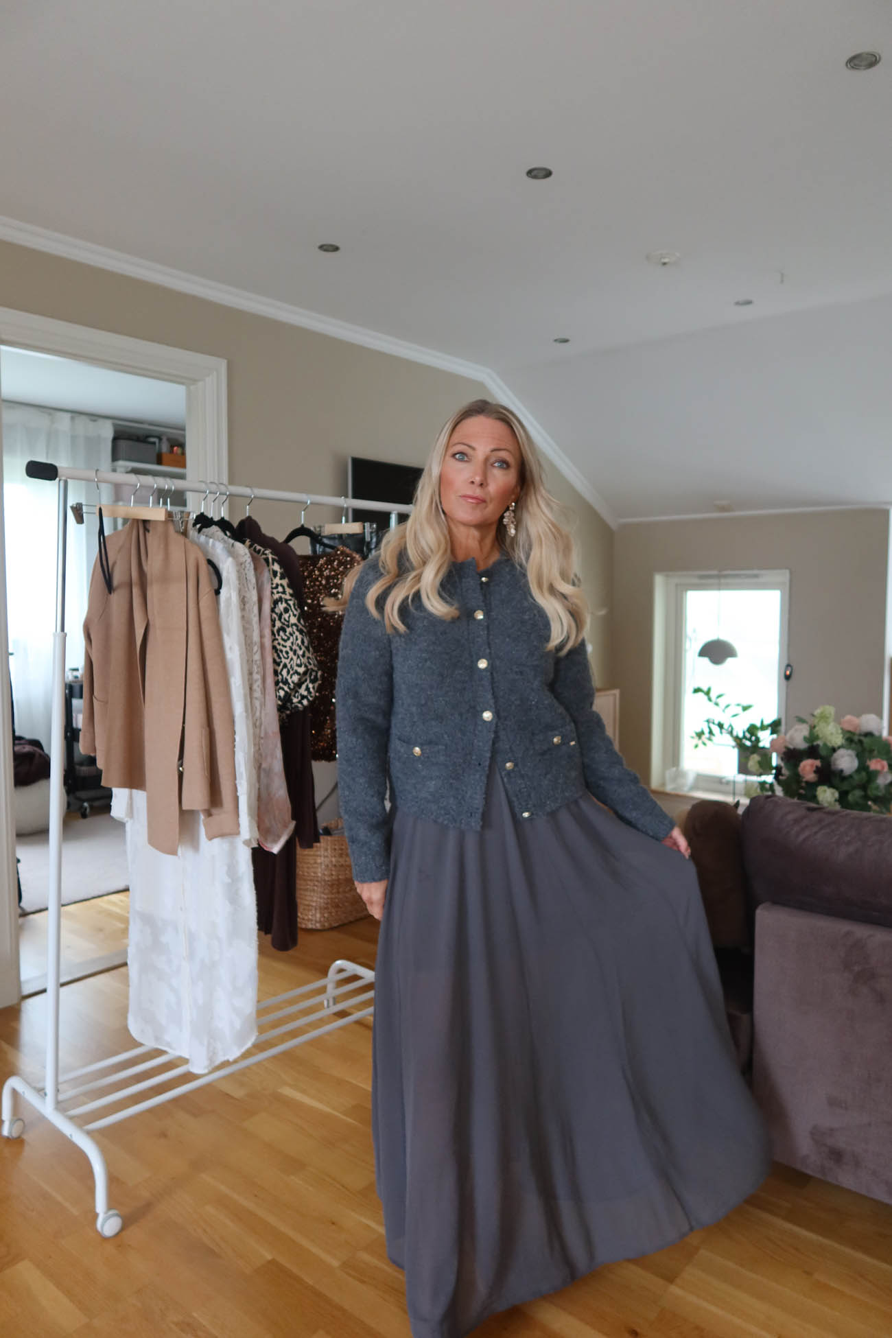 Detalj på guldknappar på grå cardigan Lindex