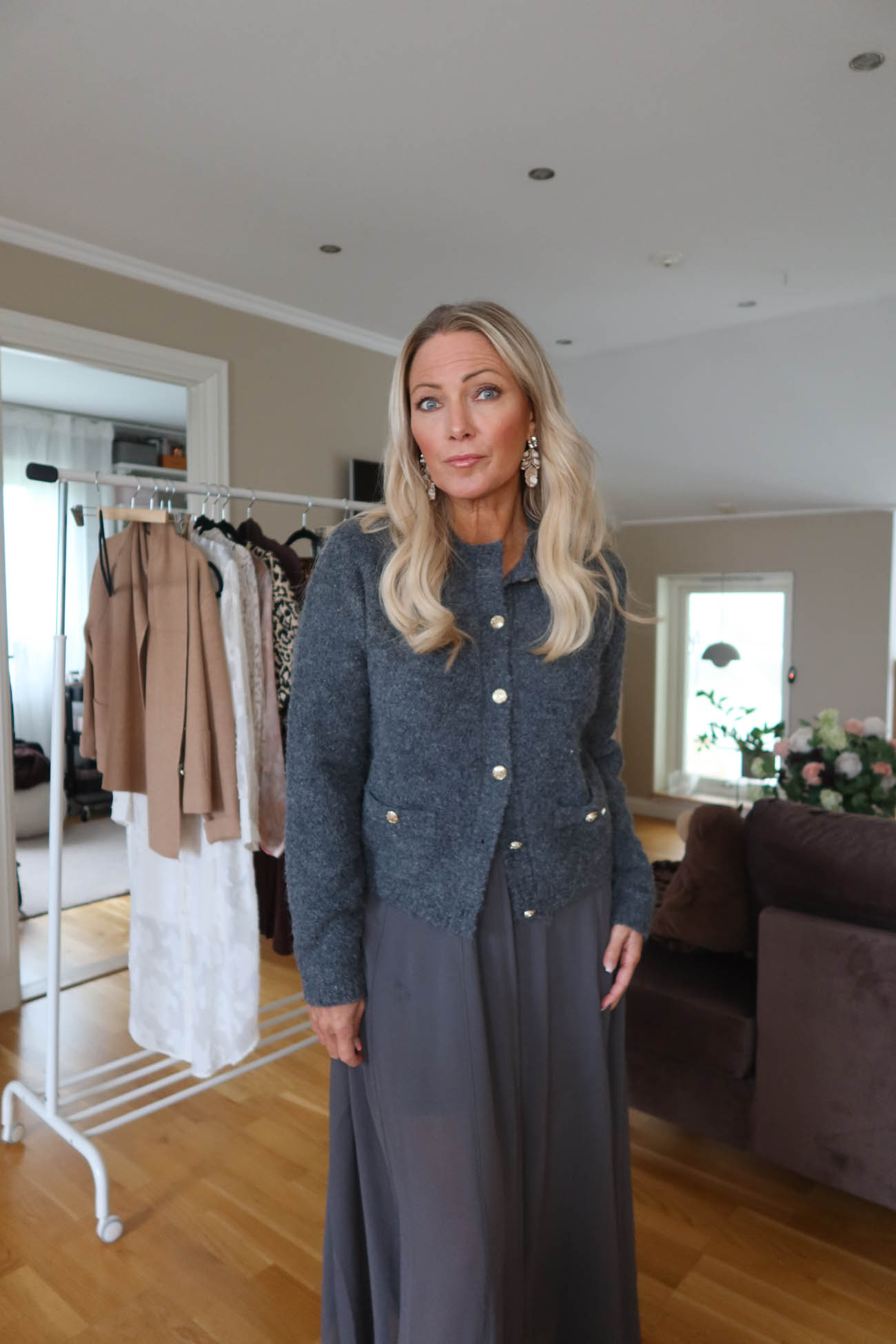 Grå stickad cardigan med guldknappar från Lindex