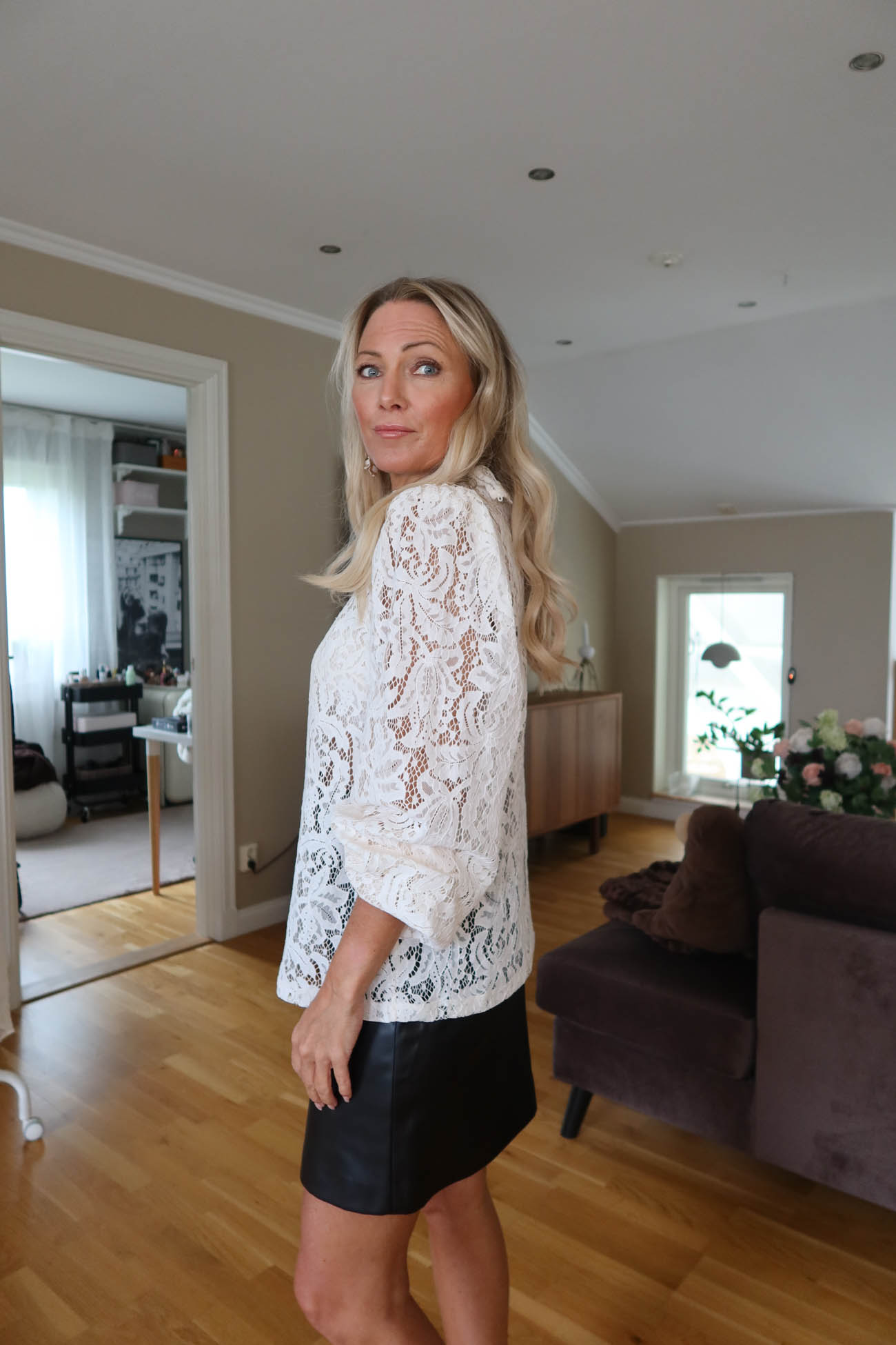 Spetsblus från Ellos i flera färger – julens favorit