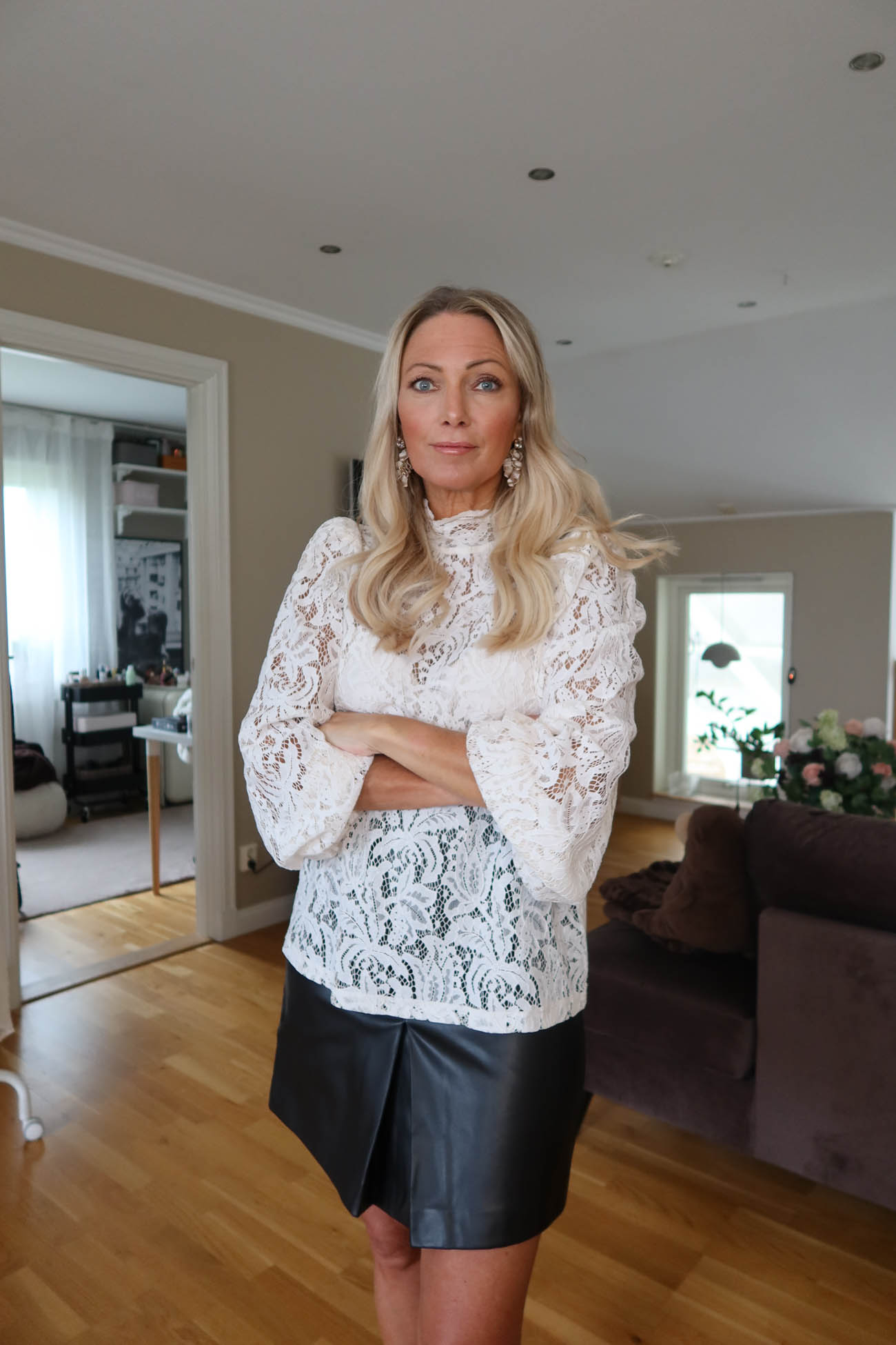 Röd spetsblus och fejkskinnkjol – outfit från Ellos