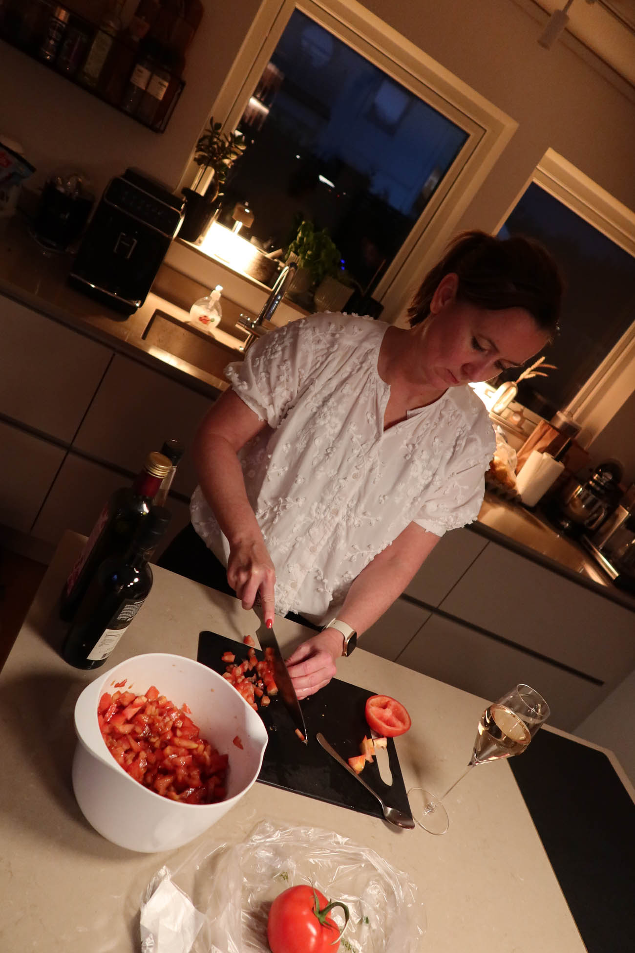 Familjen lagar mat tillsammans i köket en fredagskväll