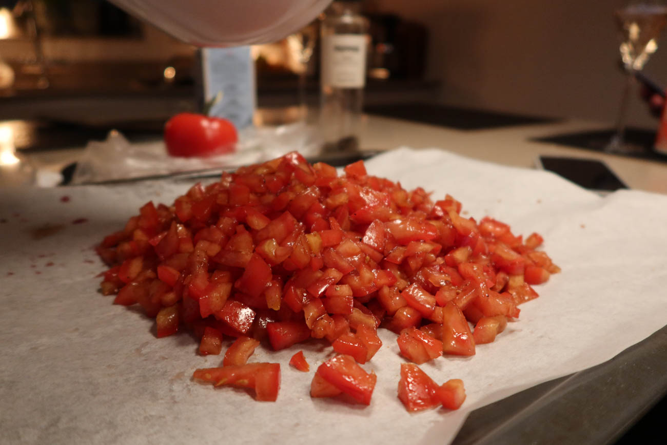 Tomater som torkas i ugnen till tomattartar