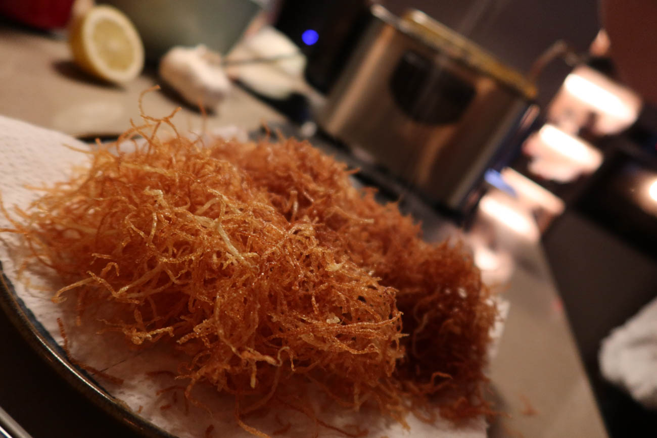 Krispiga friterade potatisstrimlor till servering